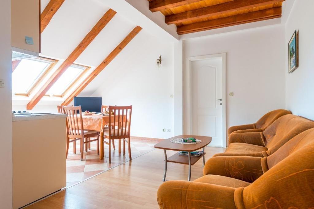 Komfortable Zwei-Zimmer-Wohnung mit Terrasse und Meerblick