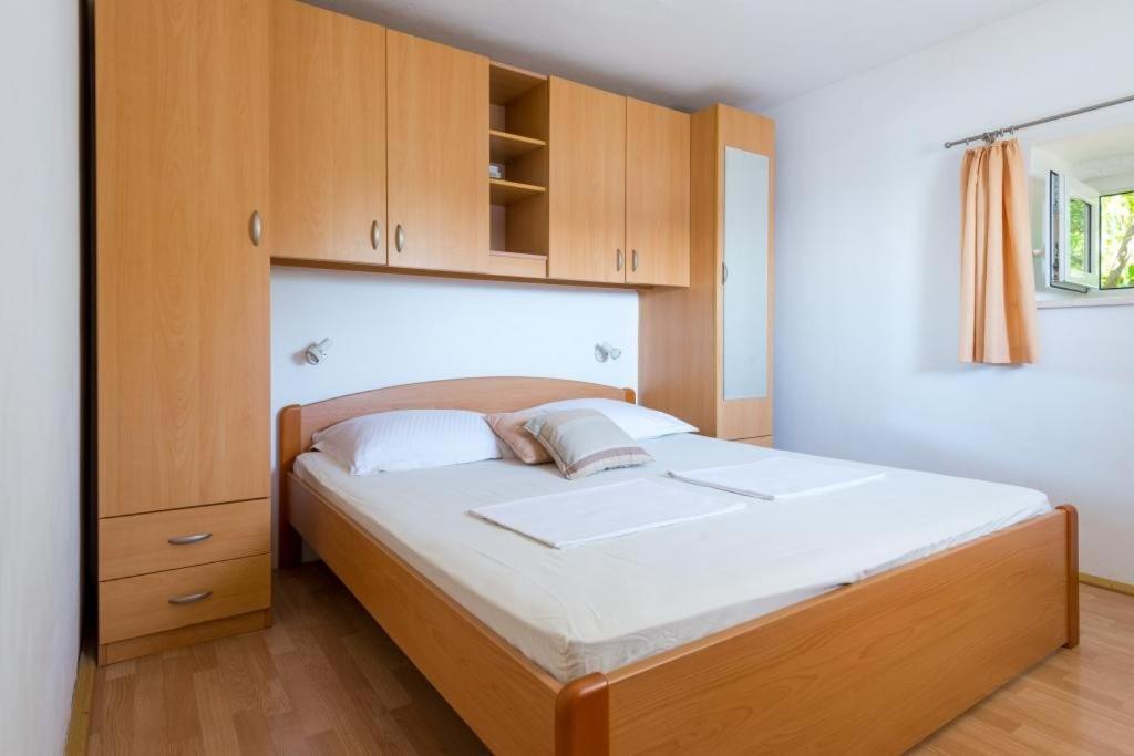 Ein-Zimmer-Apartment mit Terrasse und Meerblick