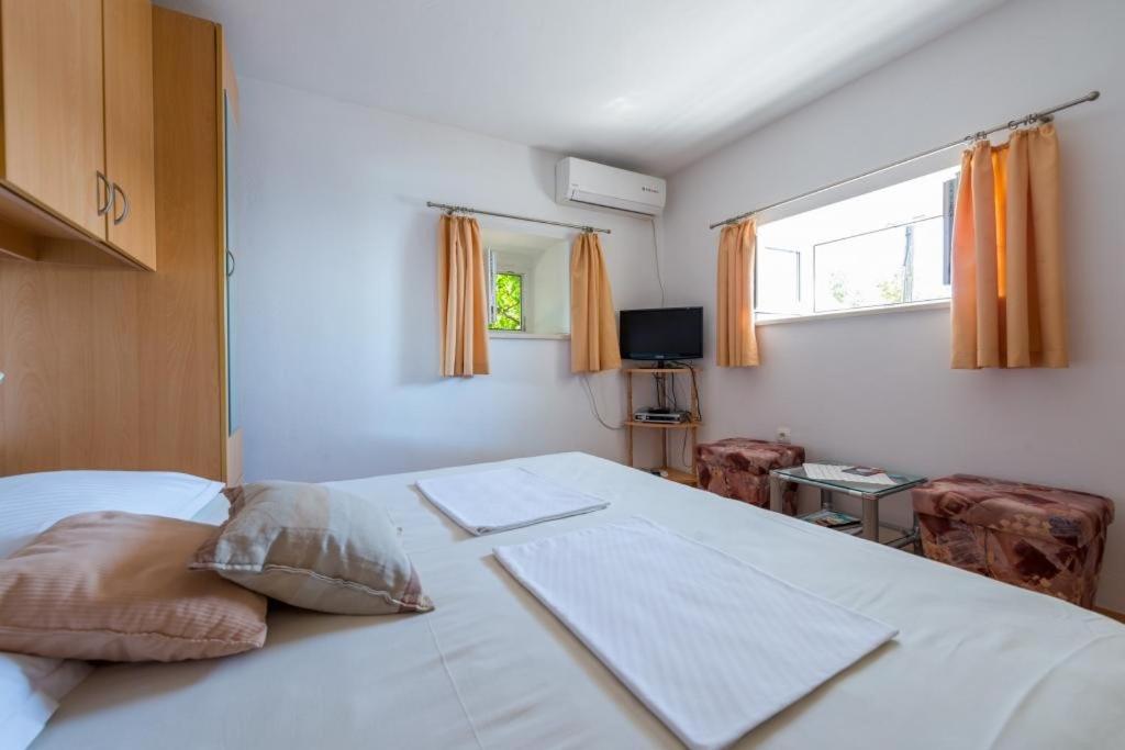 One Bedroom Apartment with Terrace and Sea View photo 2