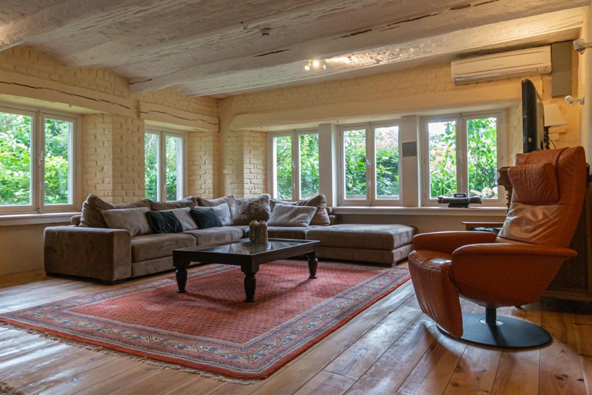 Eight-Bedroom House photo 2