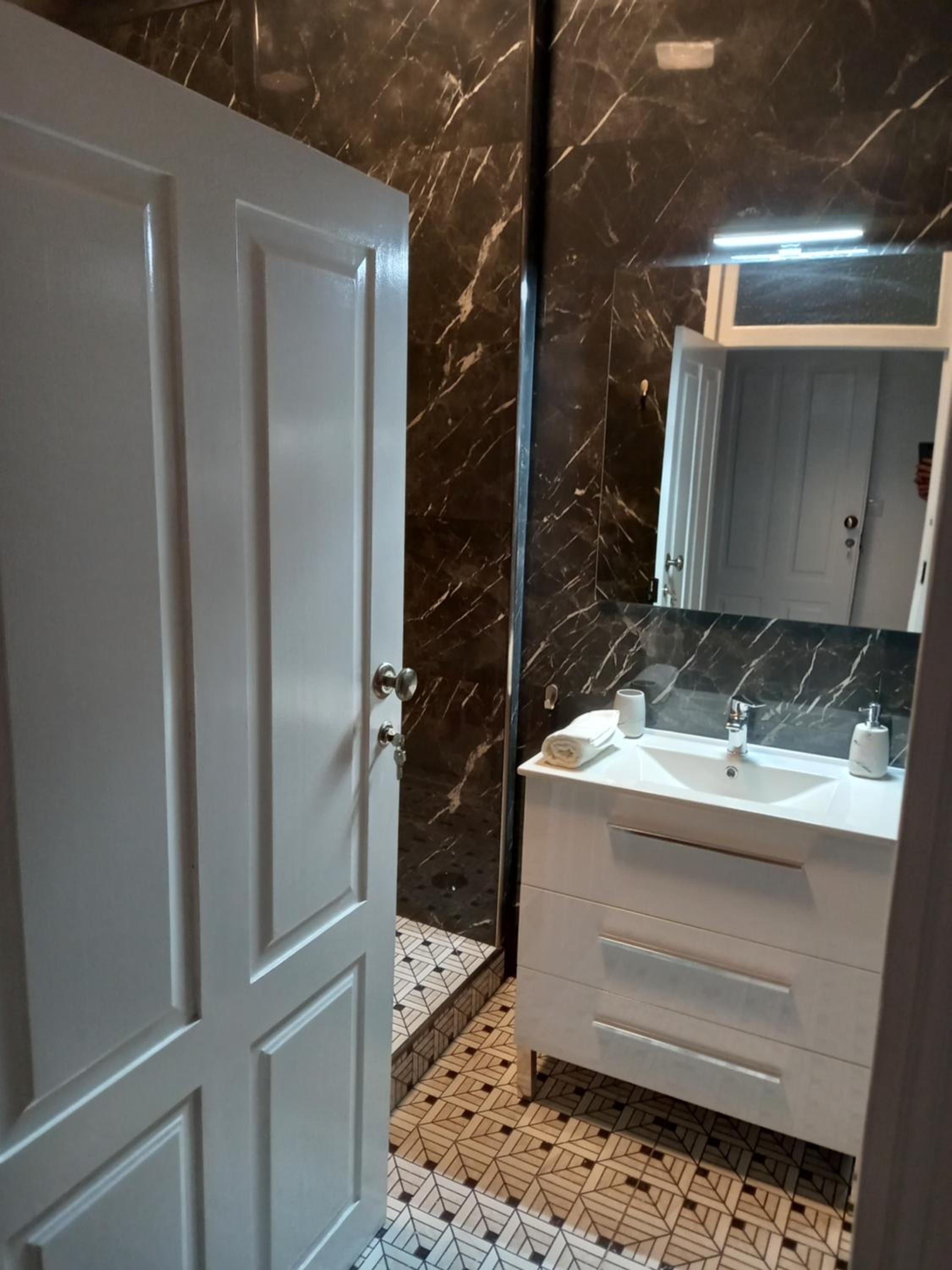 Double Room with Private Bathroom - Photo 2