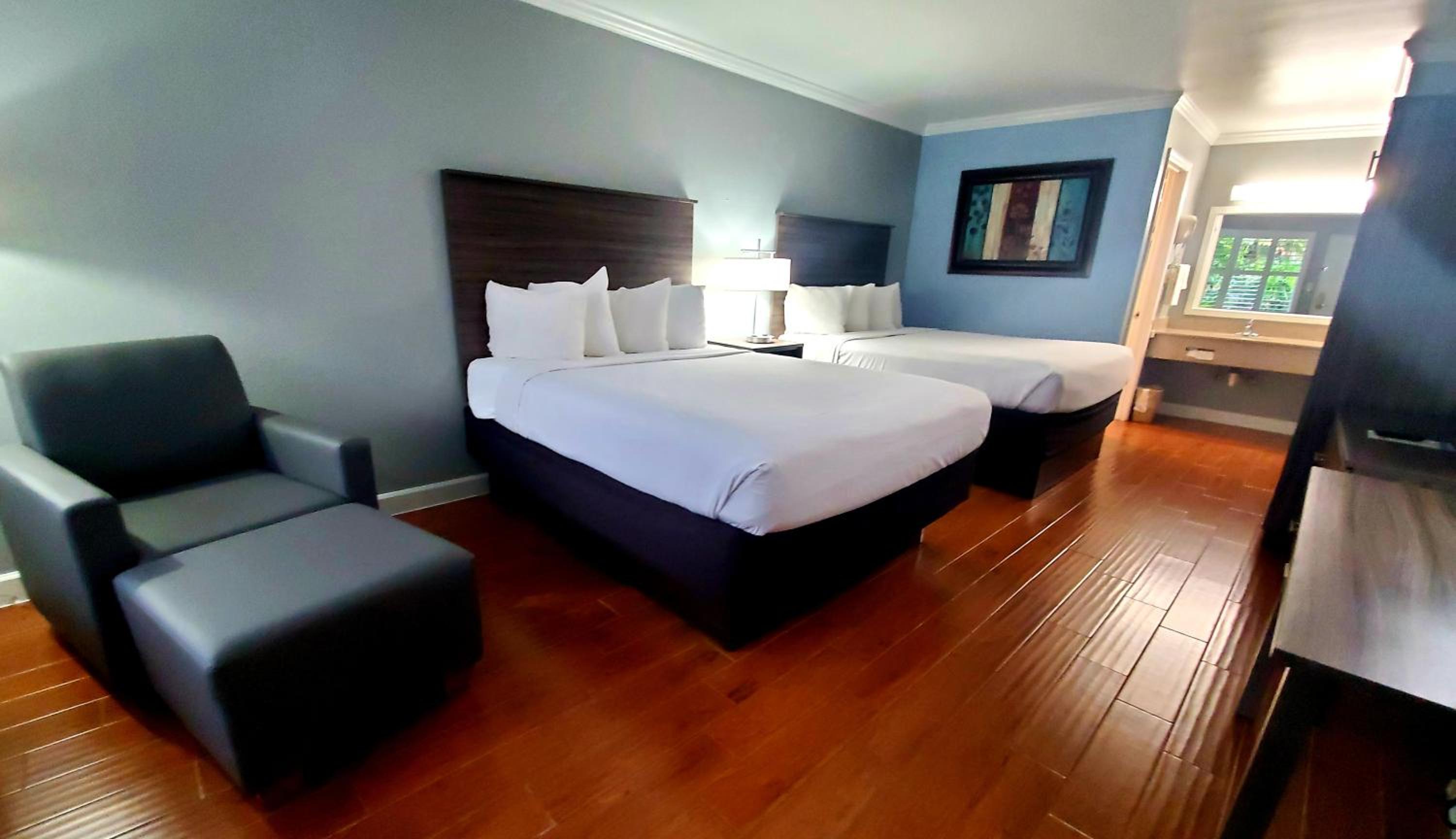 Queen Room with Two Queen Beds - Photo 7