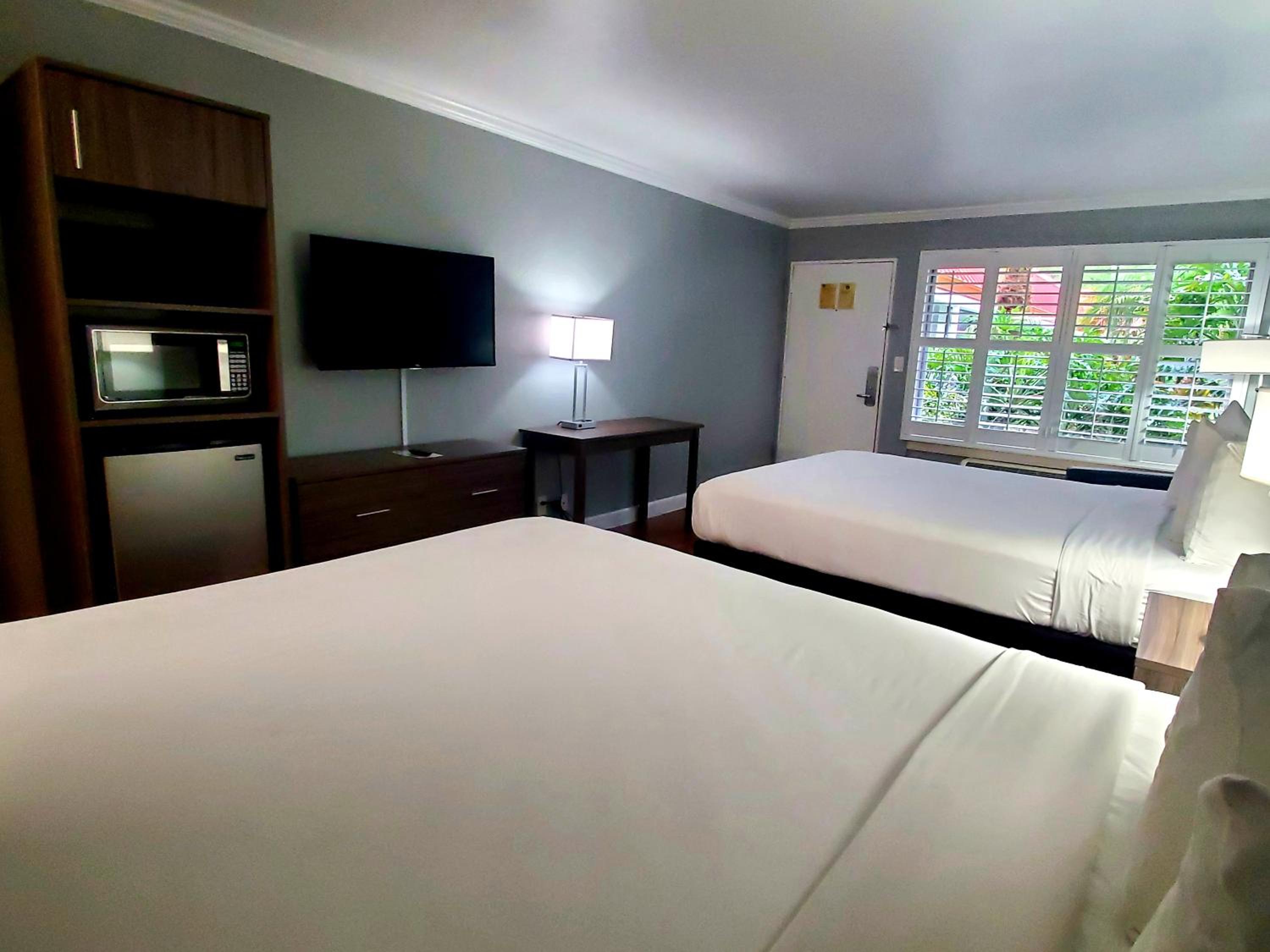 Queen Room with Two Queen Beds - Photo 8