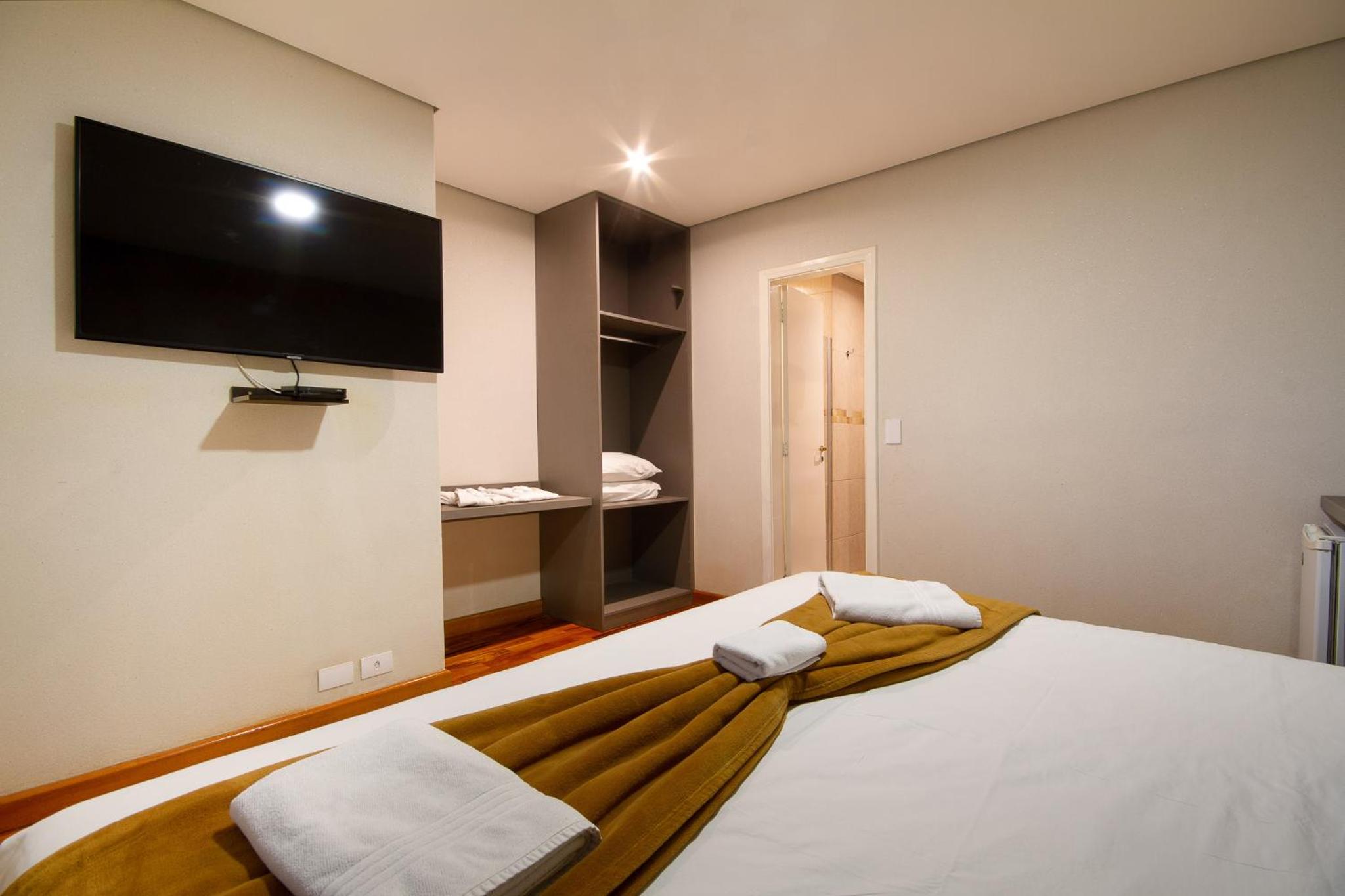 Available room thumbnail 5