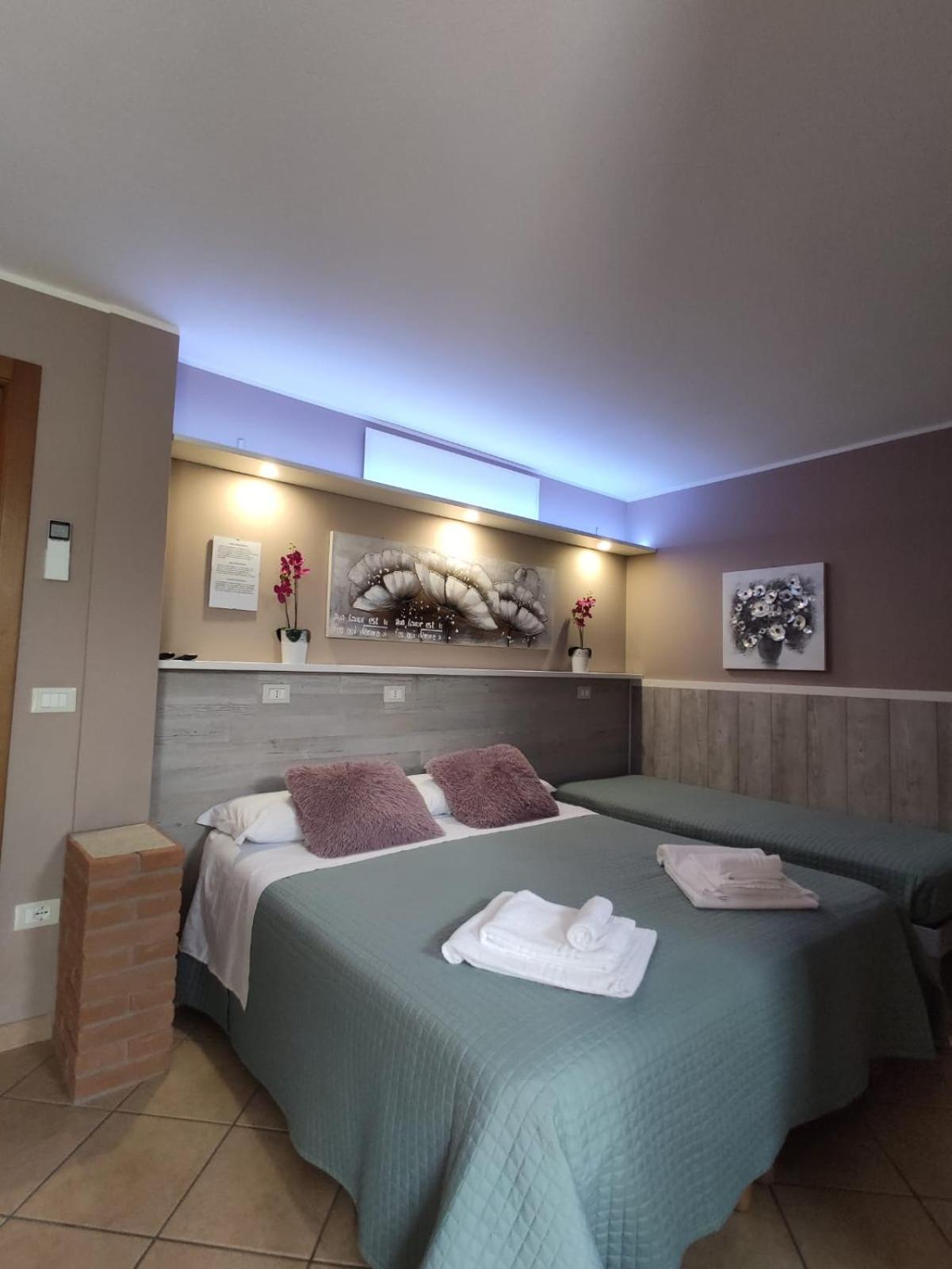 Double Room with Private Bathroom - Photo 6
