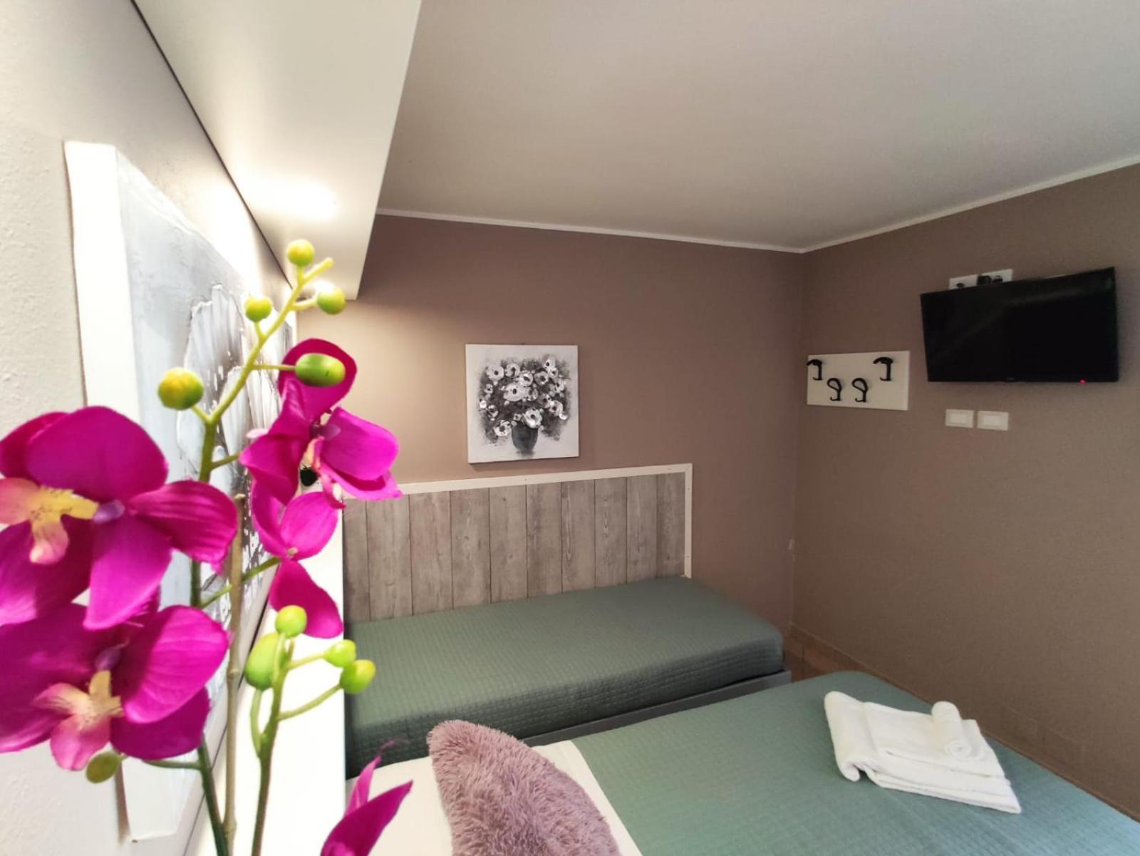 Double Room with Private Bathroom - Photo 1