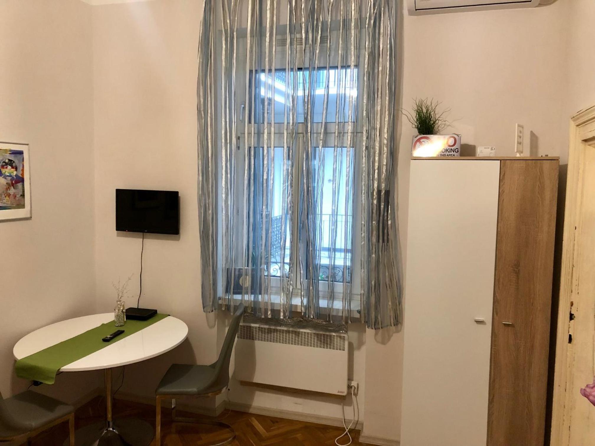 Studio Apartment - Photo 24