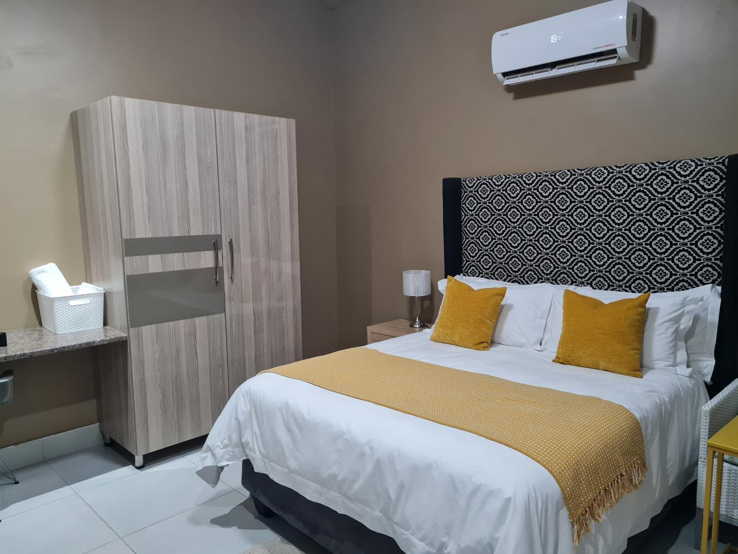 Budget Double Room - Photo 4
