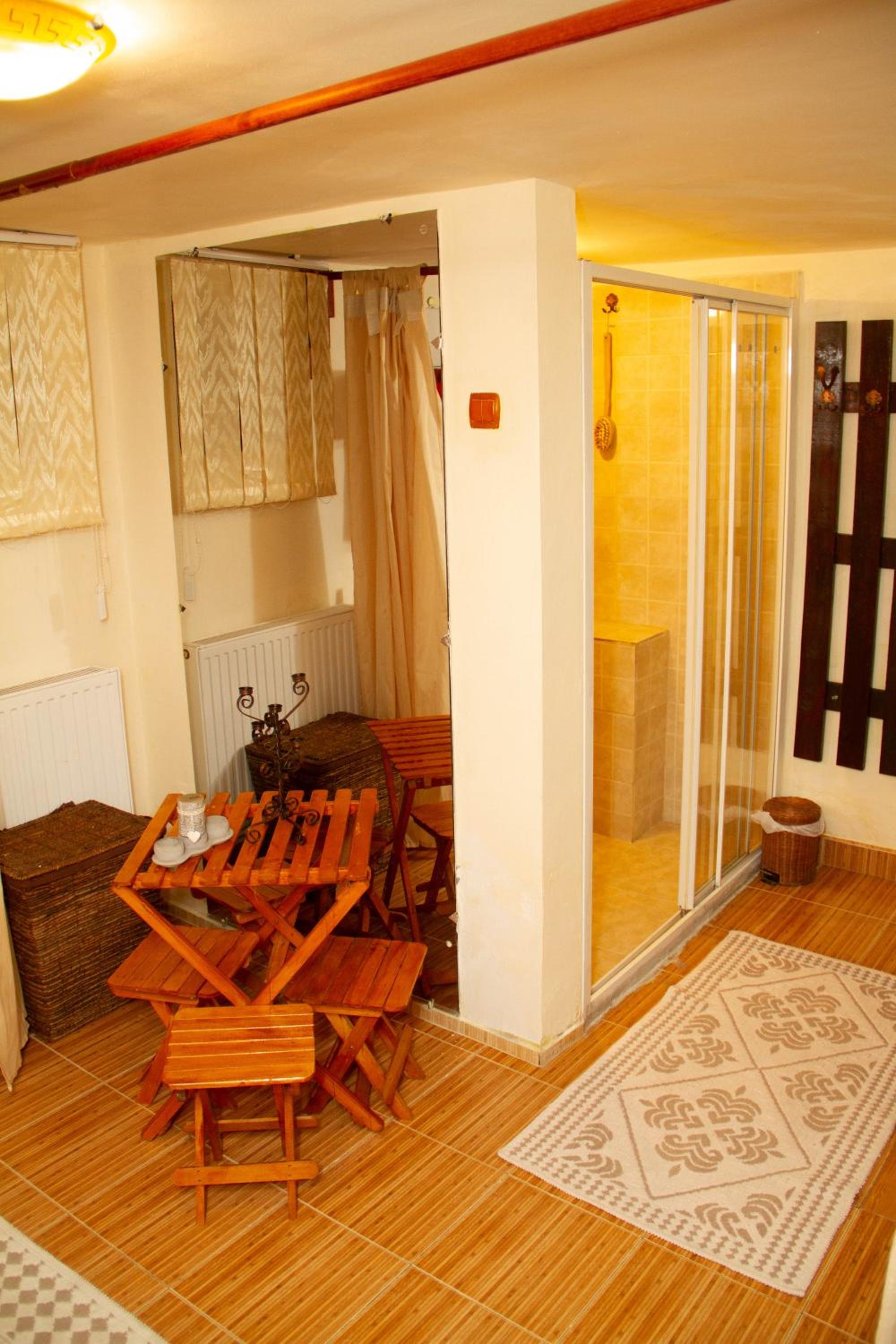 Large Double Room - Photo 17