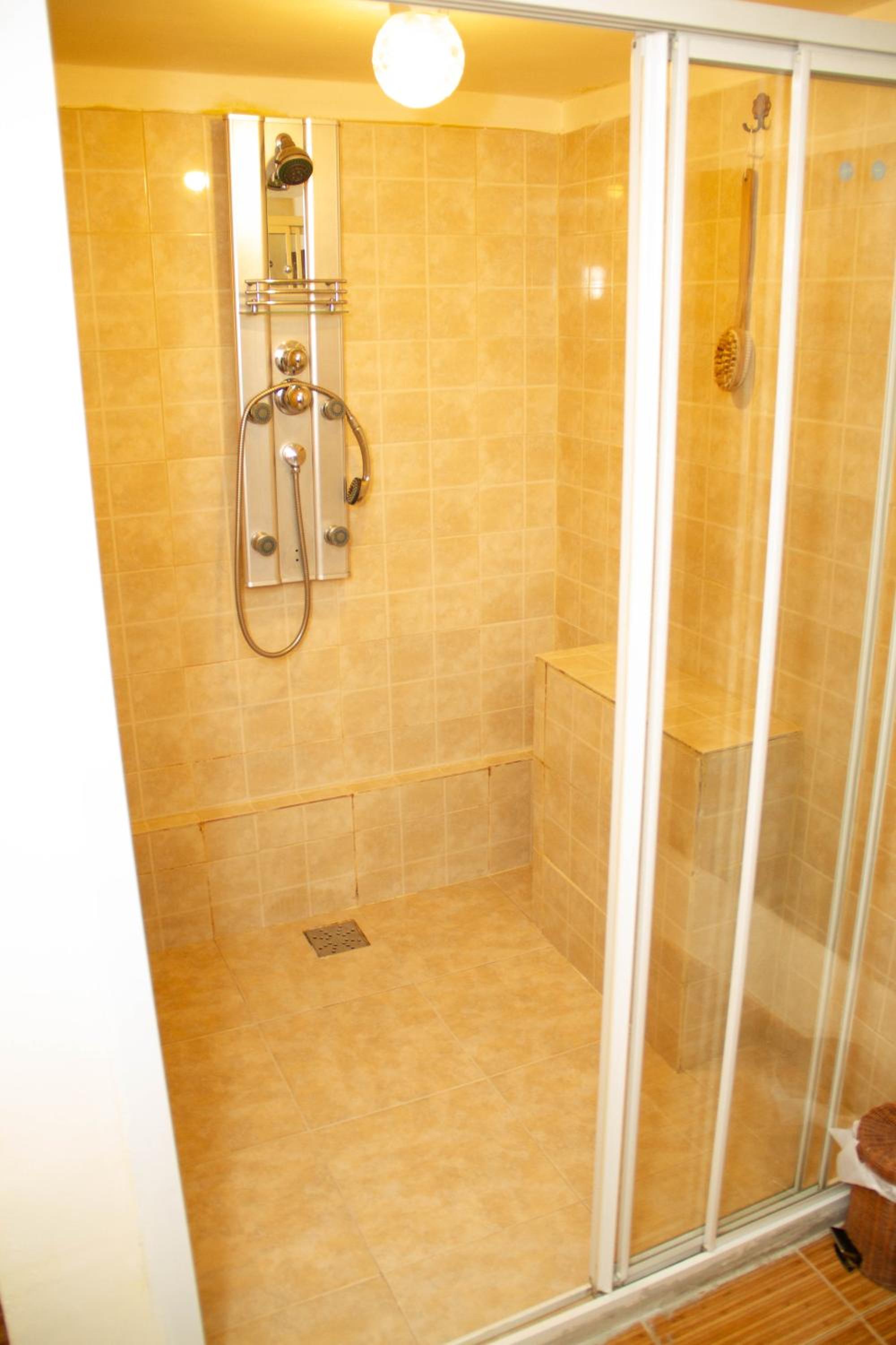 Large Double Room - Photo 19