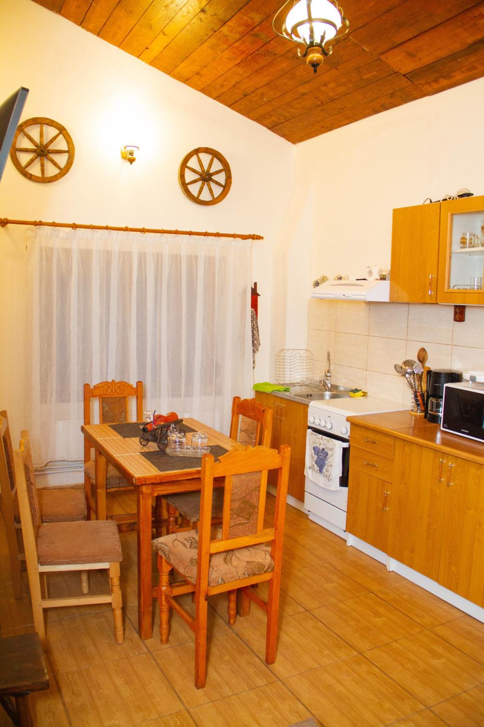 Large Double Room - Photo 12