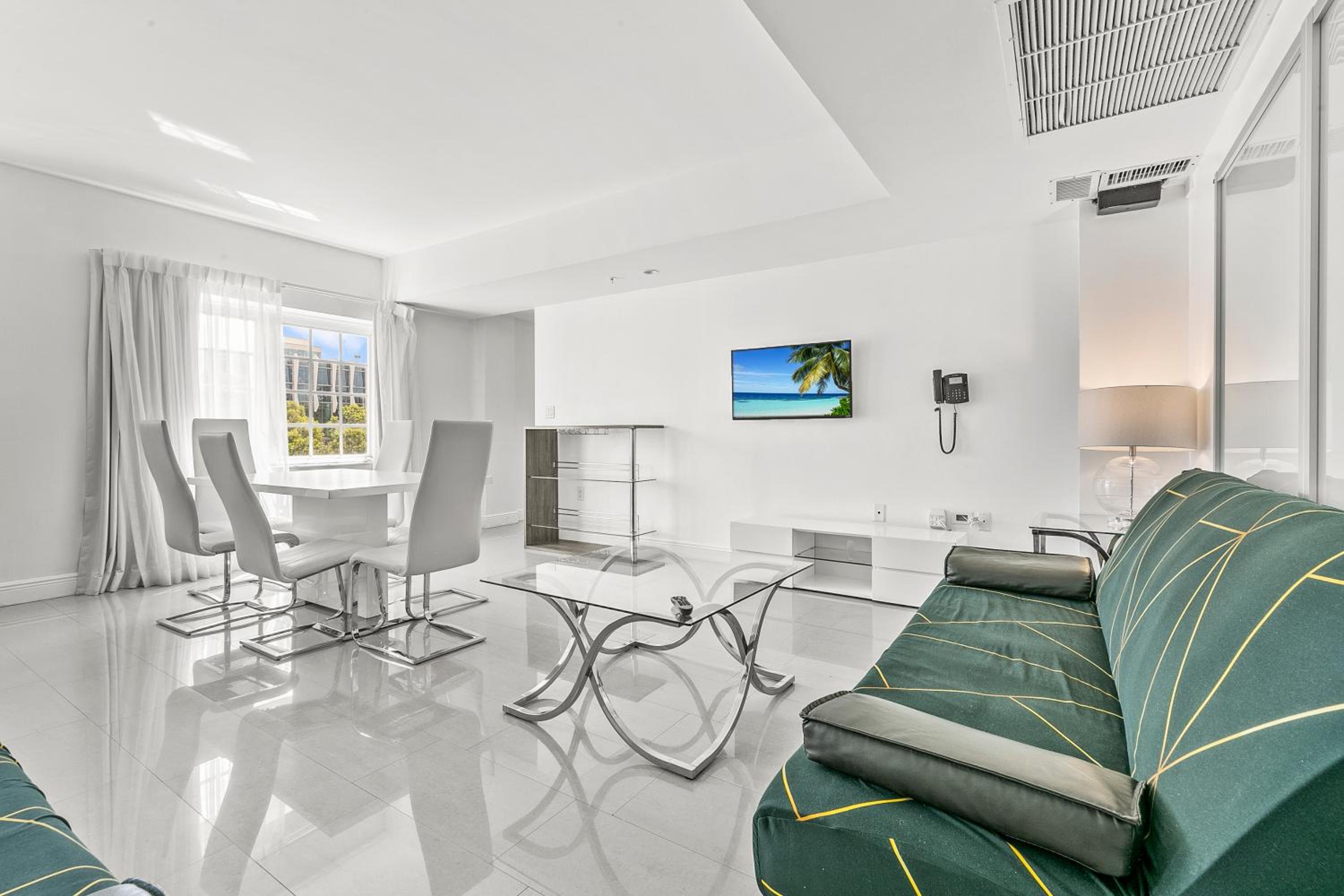 Premium Corner One-Bedroom Suite with Kitchen thumbnail 5