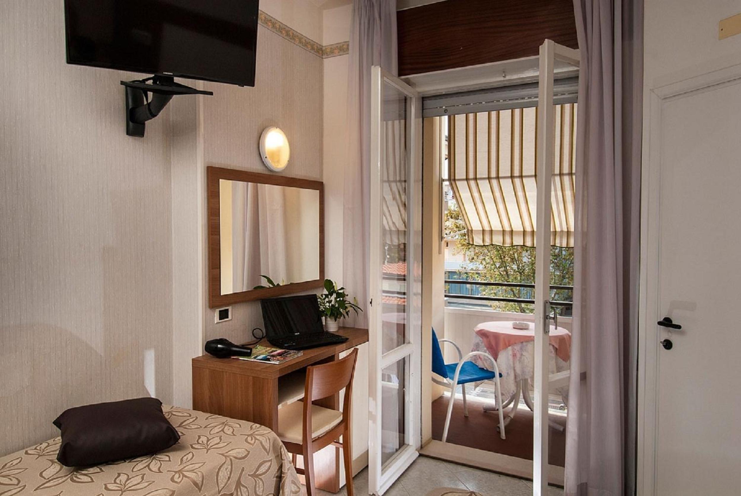Quintuple Room (5 Adults) photo 3