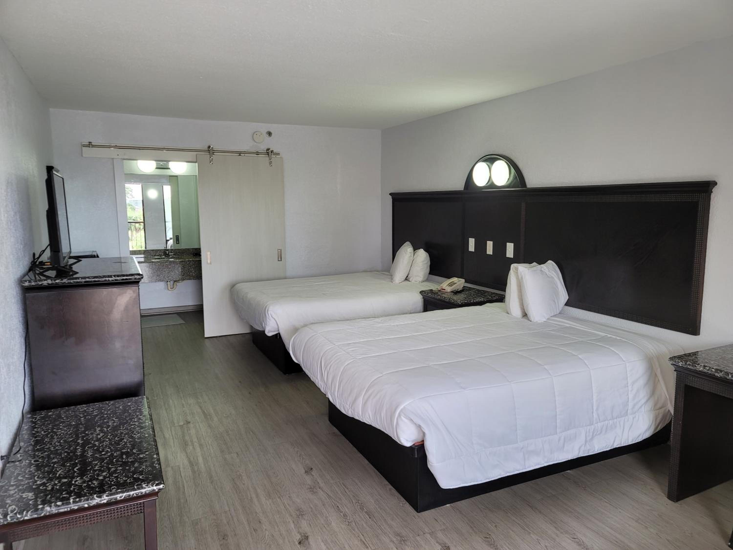 Queen Room with Two Queen Beds - Smoking photo 3
