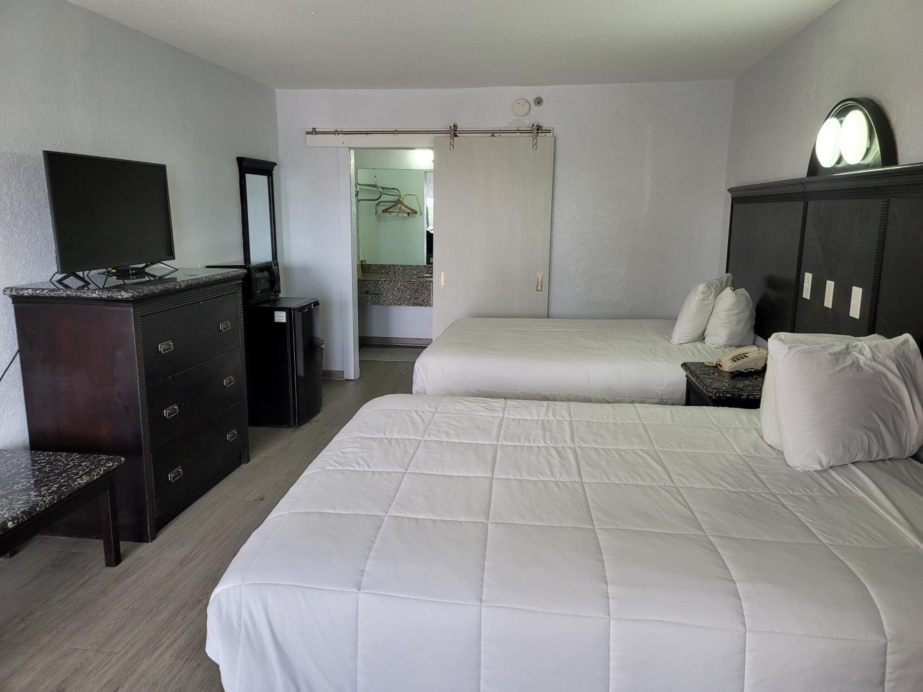 Queen Room with Two Queen Beds - Smoking photo 1