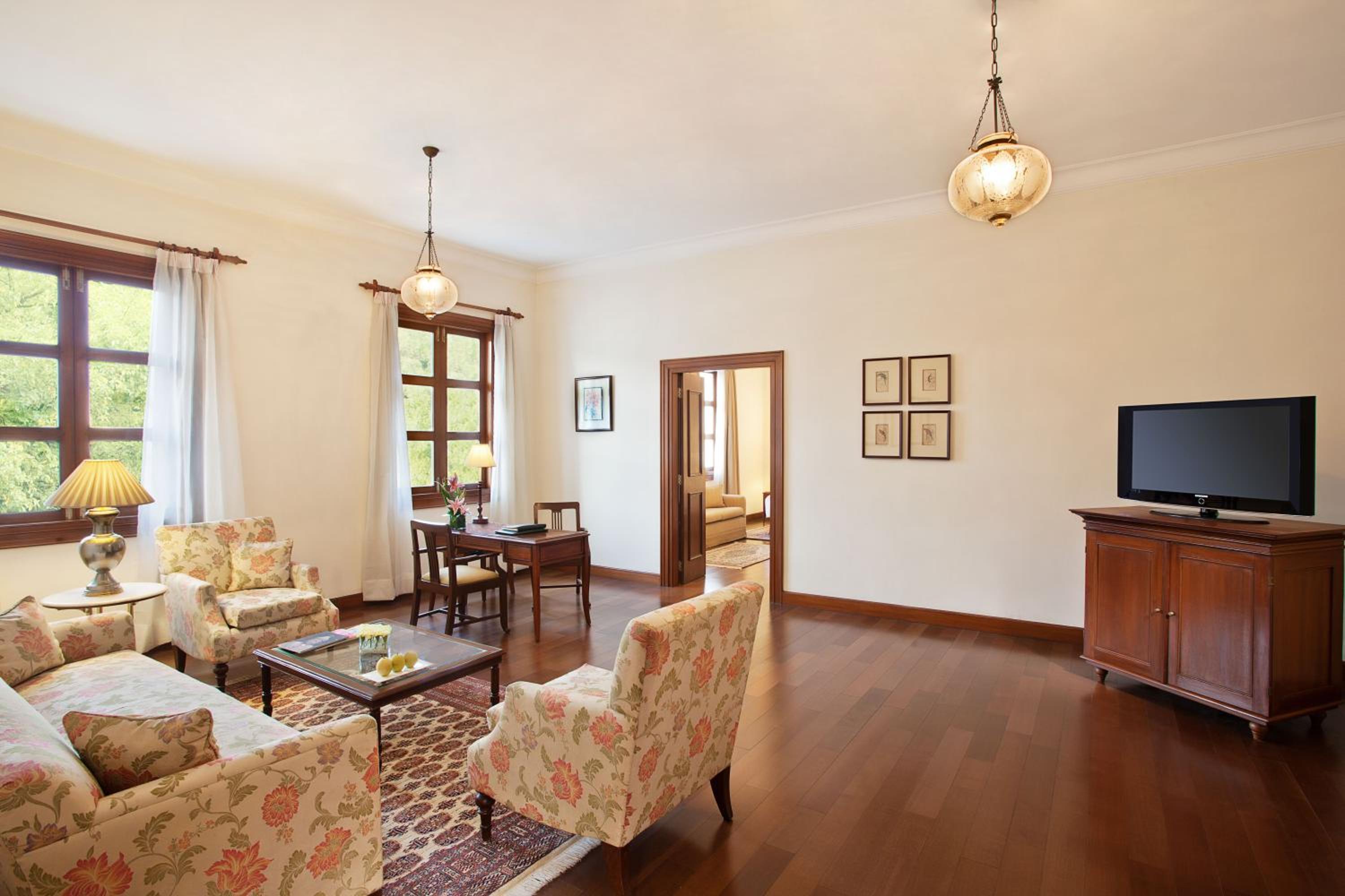 Luxury Suite with Living Room - Photo 3