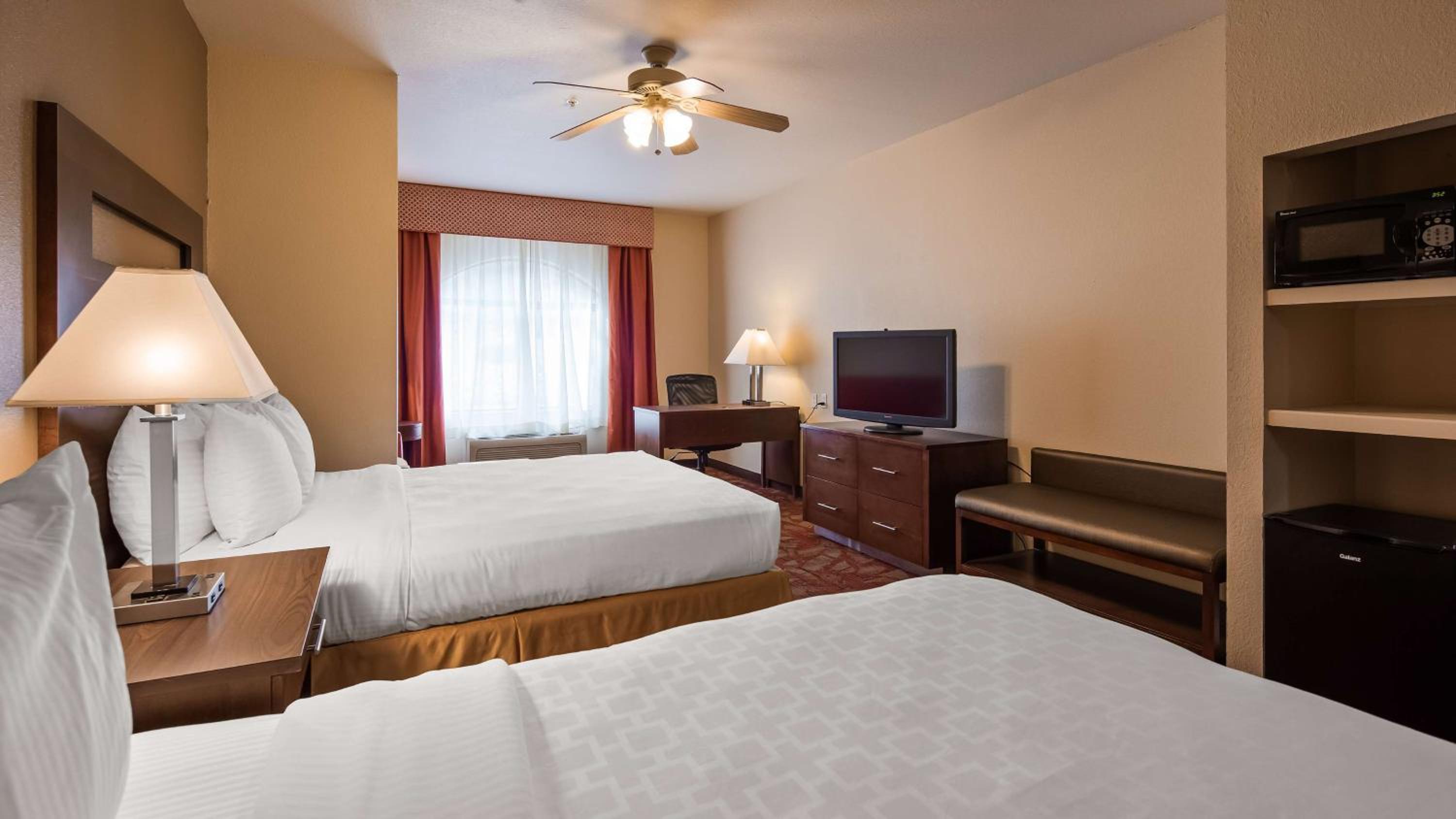 Queen Room with Two Queen Beds - Photo 1