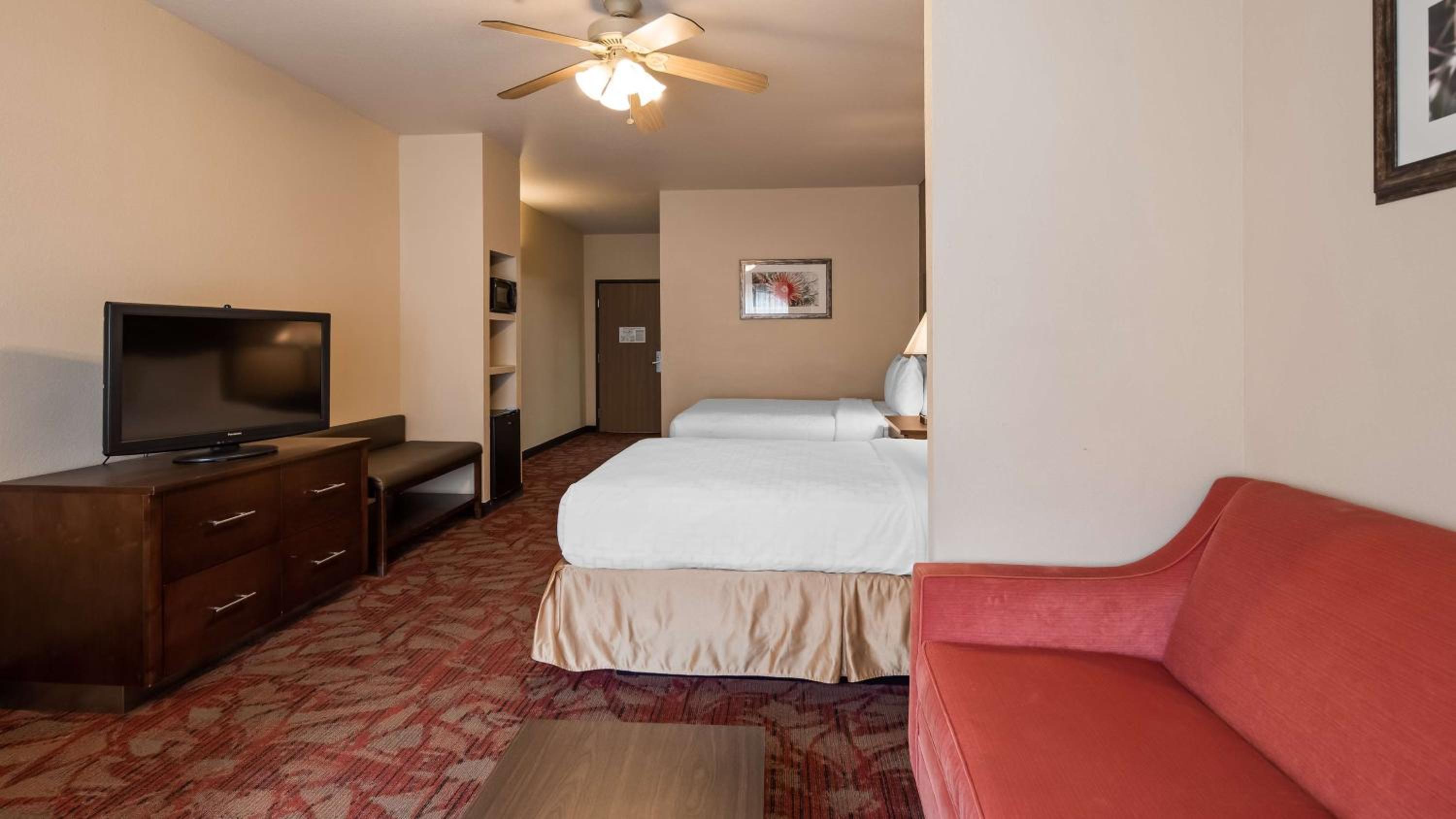 Queen Room with Two Queen Beds - Photo 5