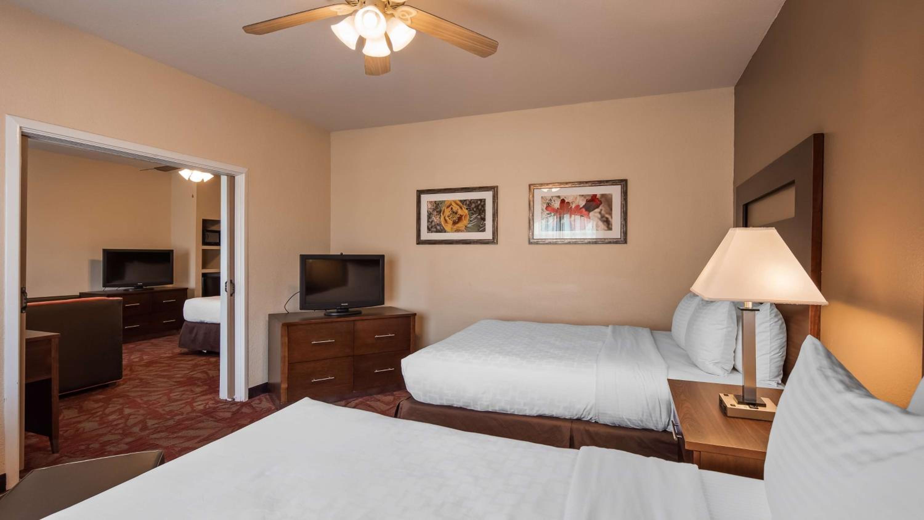 Two-Room Suite with Accessible Roll-In Shower - Photo 5