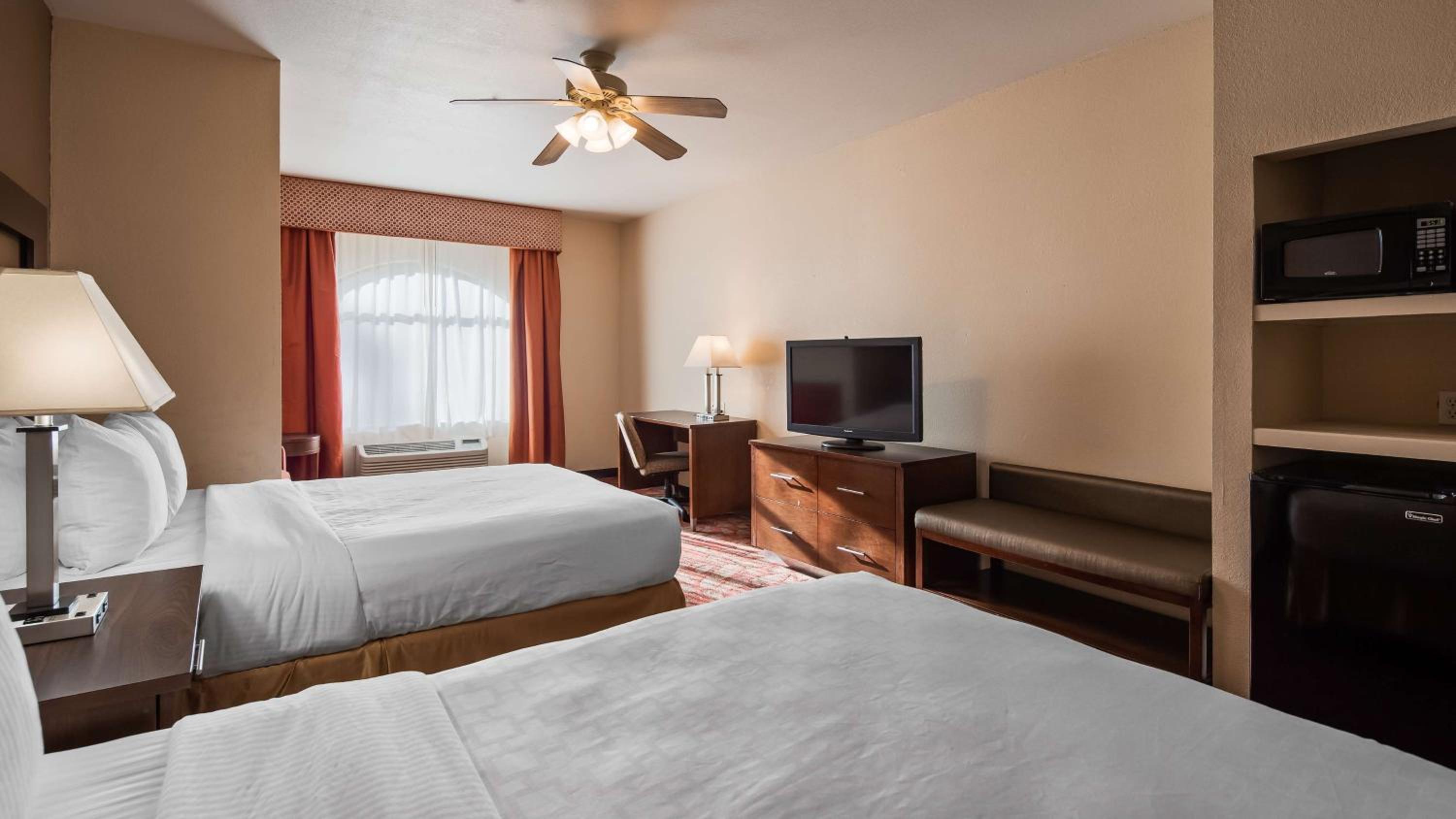Queen Room with Two Queen Beds - Photo 4