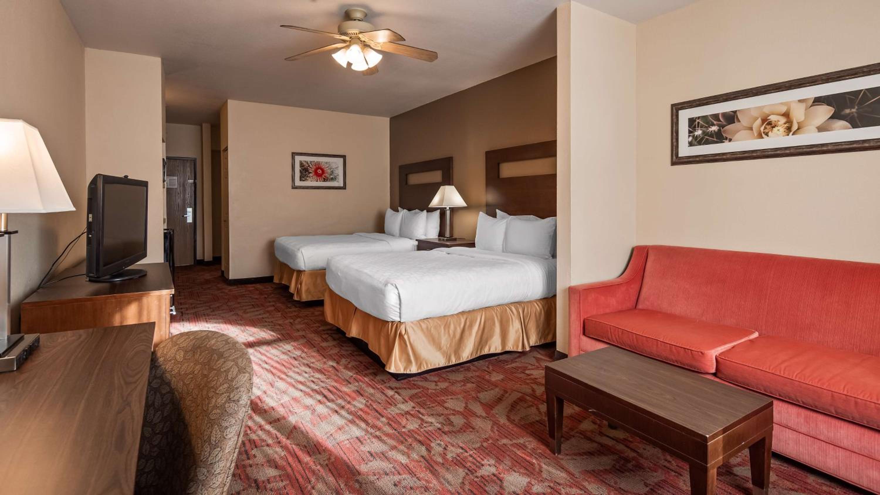Queen Room with Two Queen Beds - Photo 3