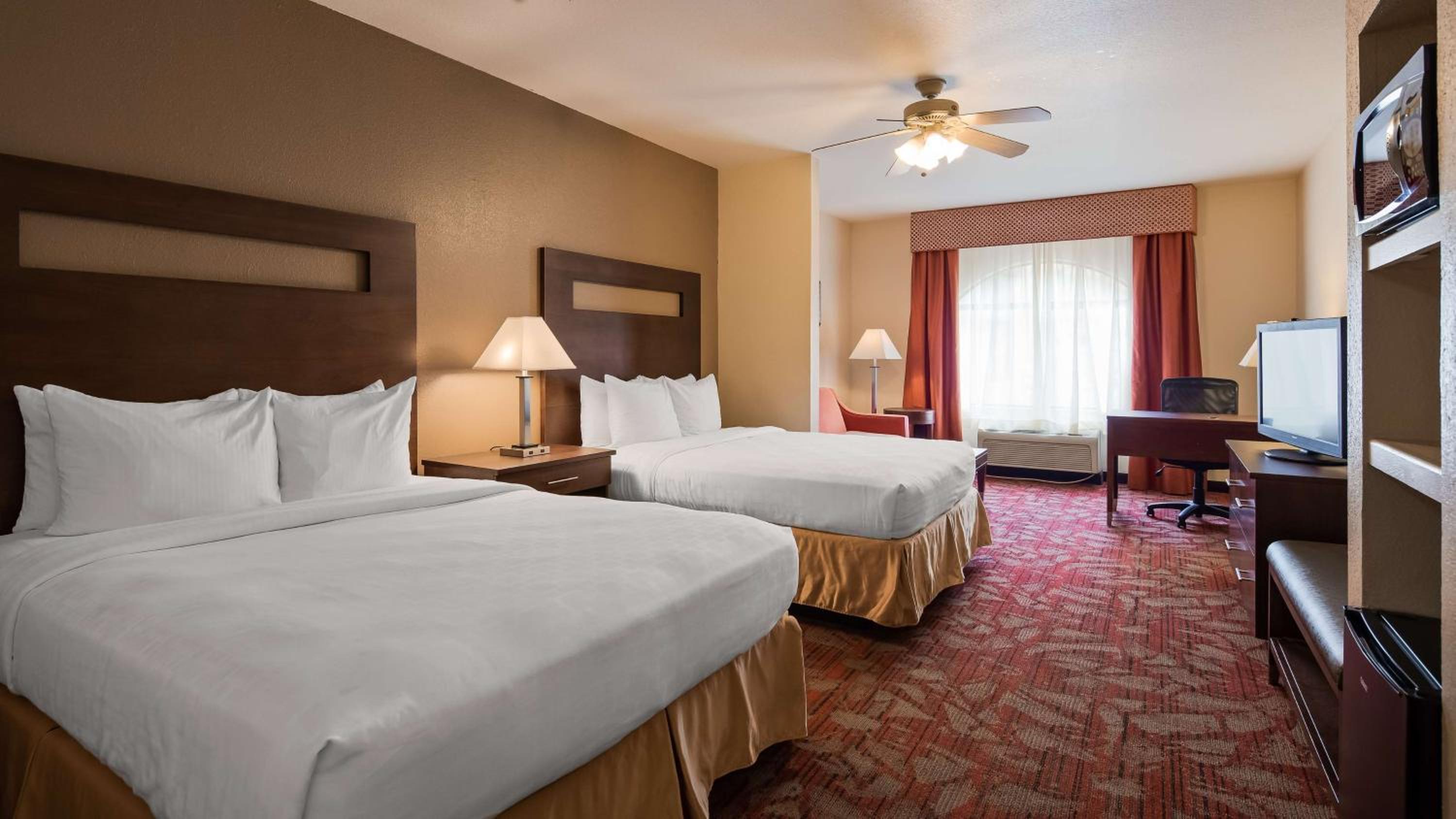 Queen Room with Two Queen Beds - Photo 2