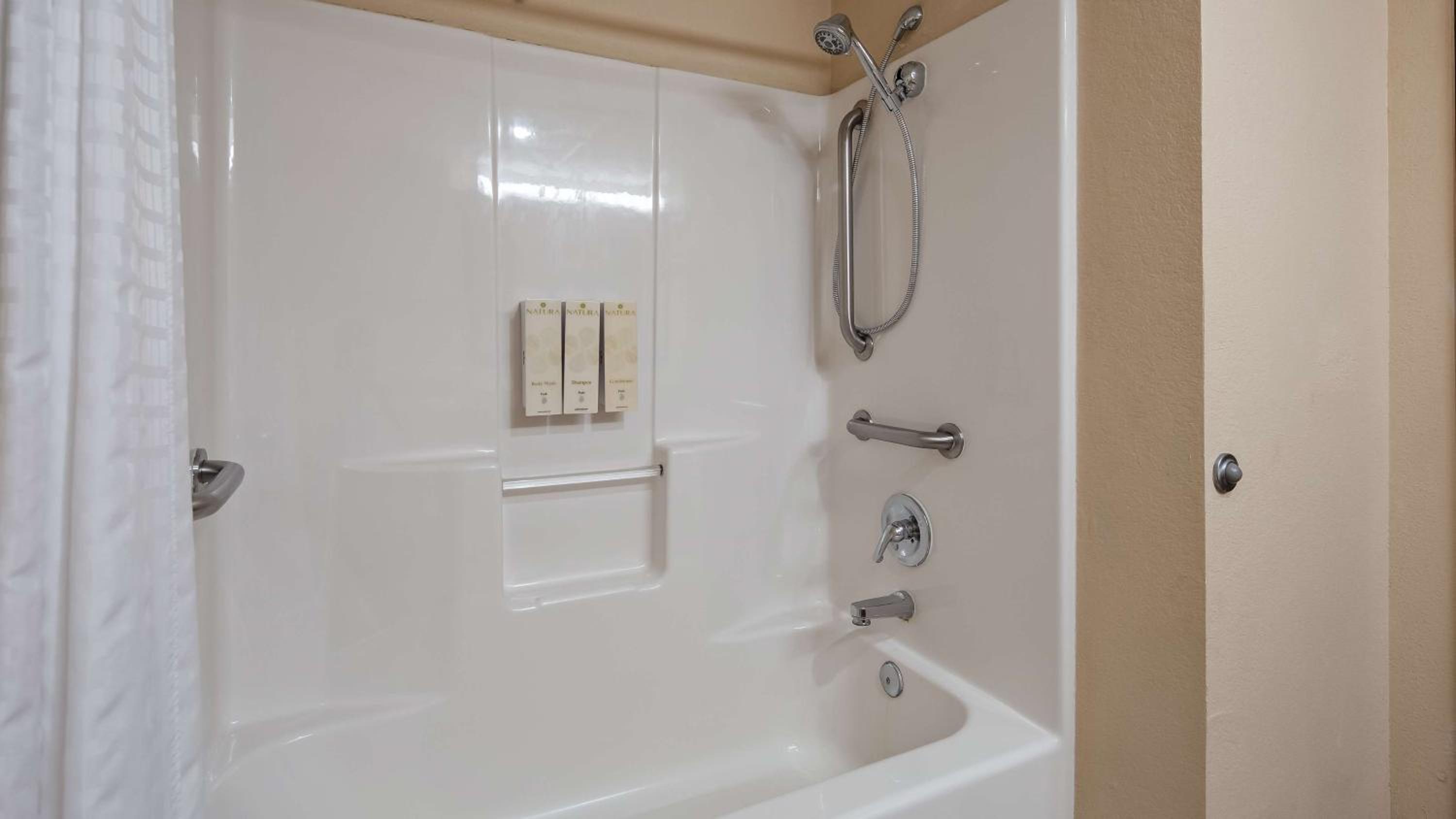 Queen Room with Two Queen Beds and Bathtub - Mobility Access/Non-Smoking - Photo 6