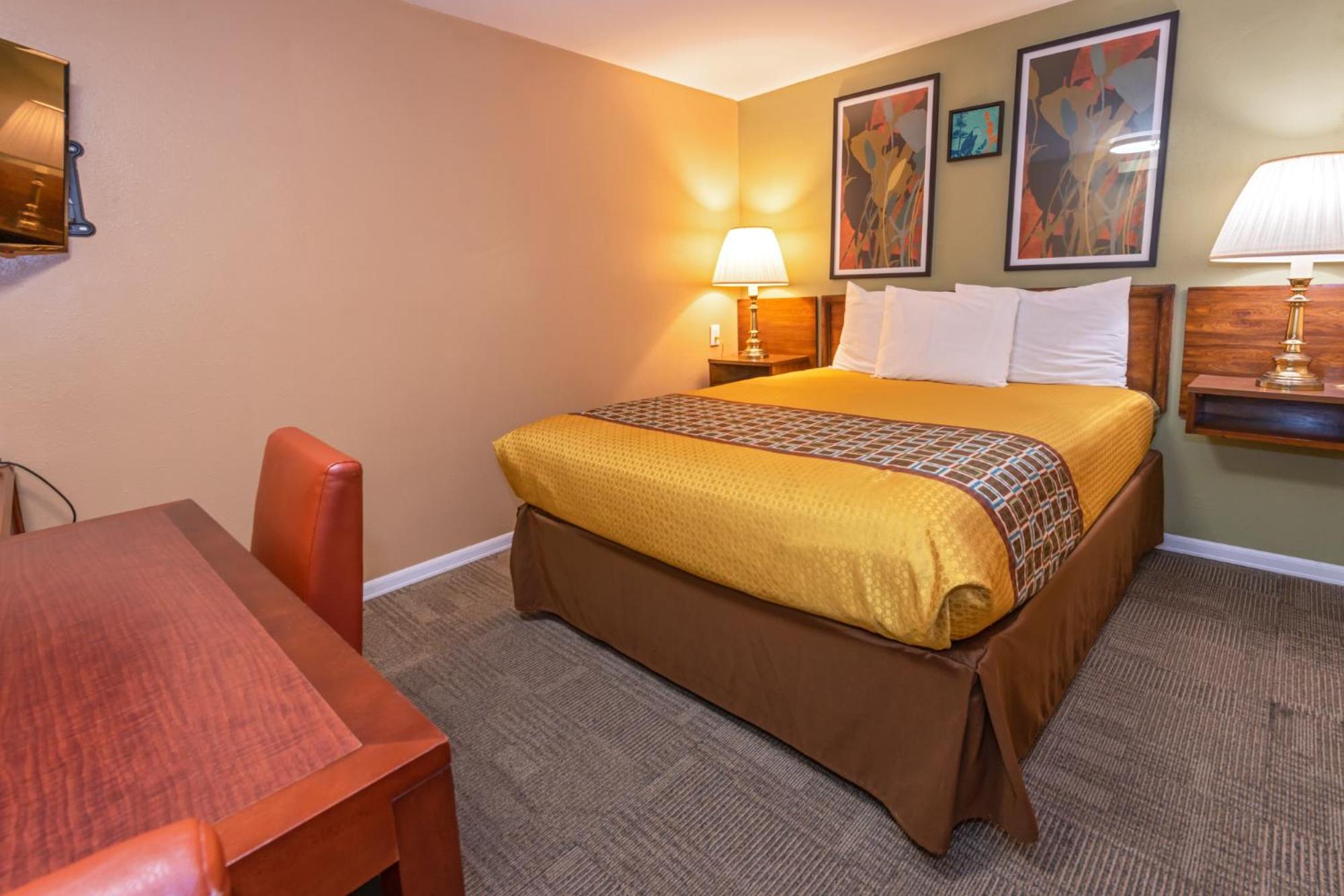 Queen Room photo 2