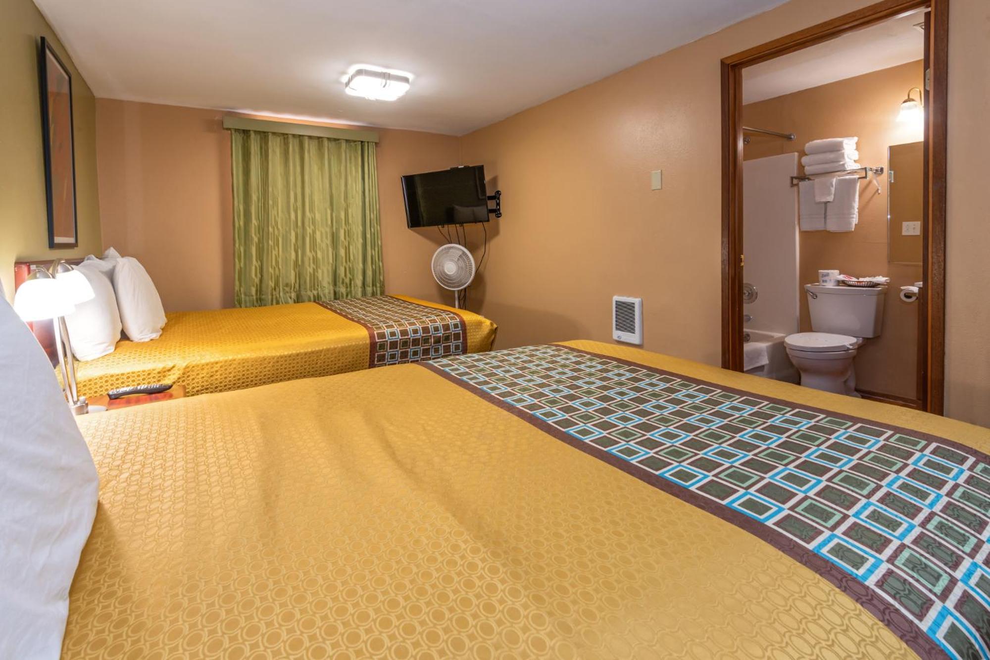 Queen Room with Two Queen Beds photo 3