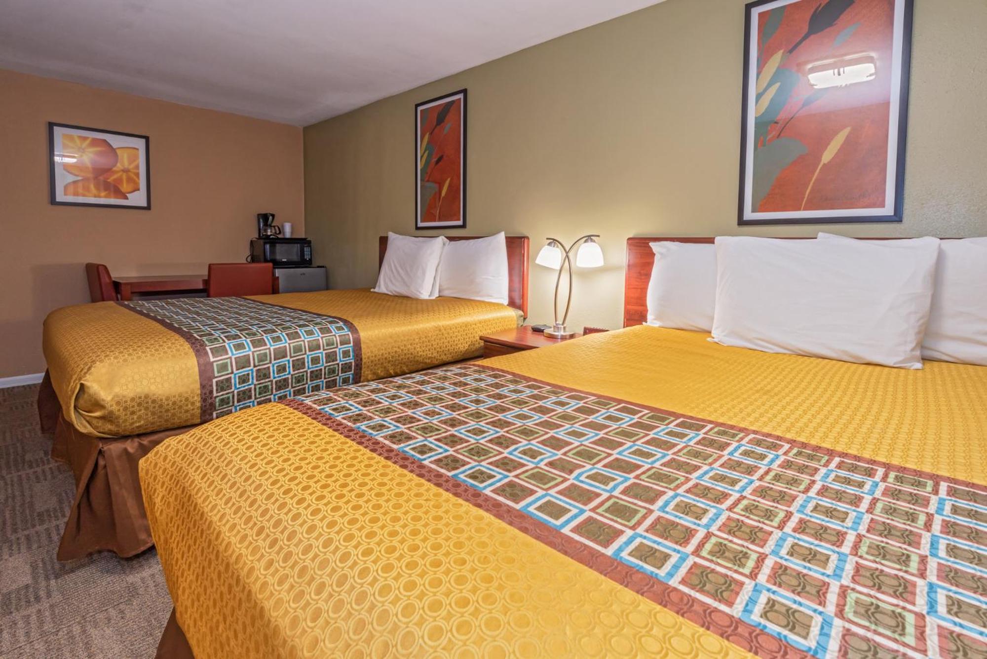 Queen Room with Two Queen Beds photo 2