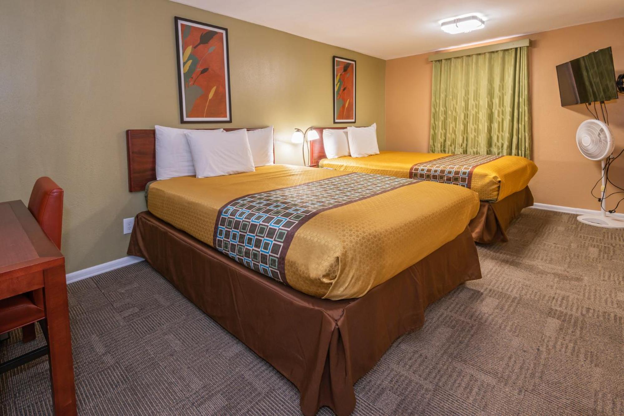 Queen Room with Two Queen Beds photo 1