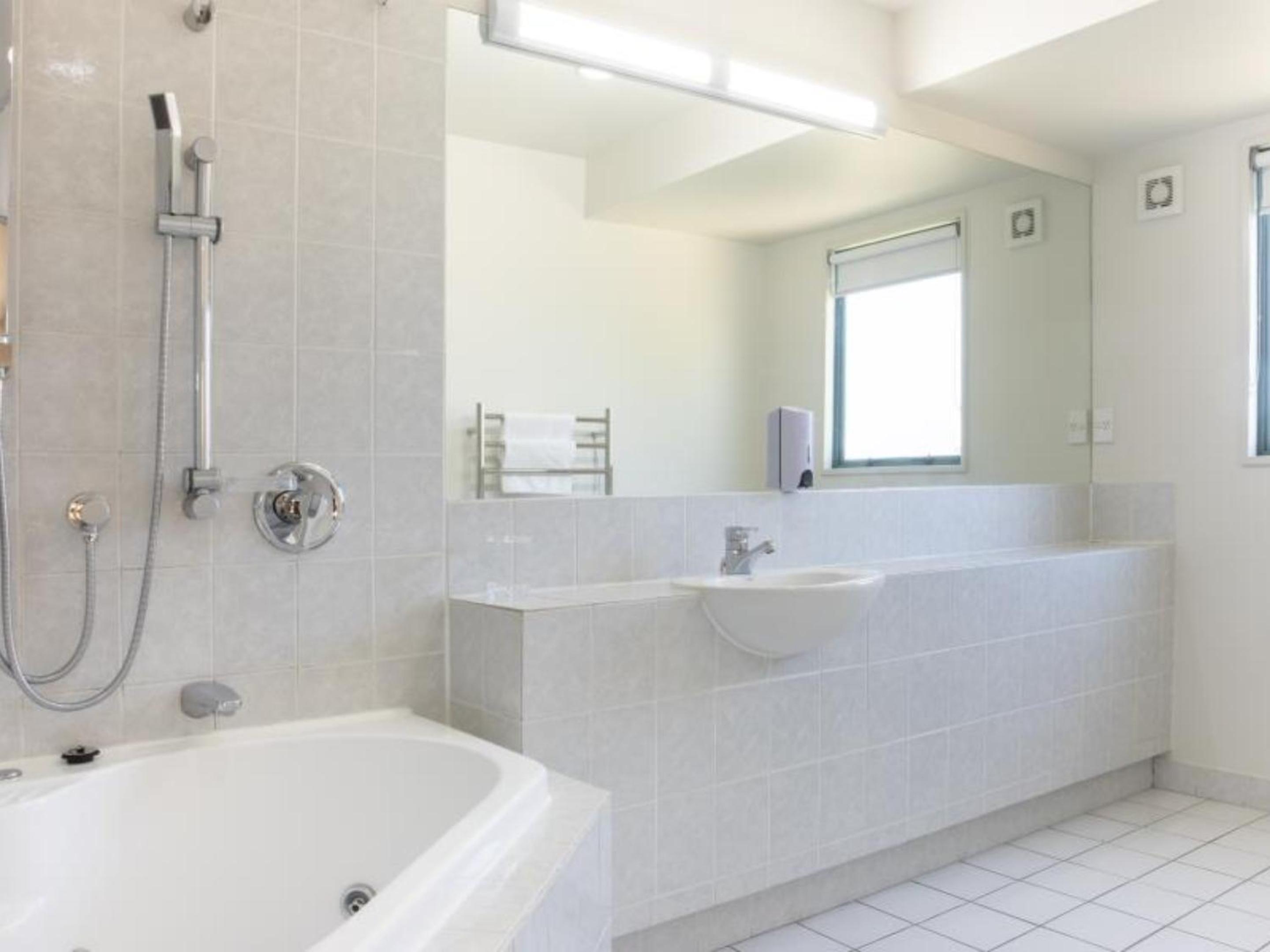 Two-Bedroom Suite - Photo 4