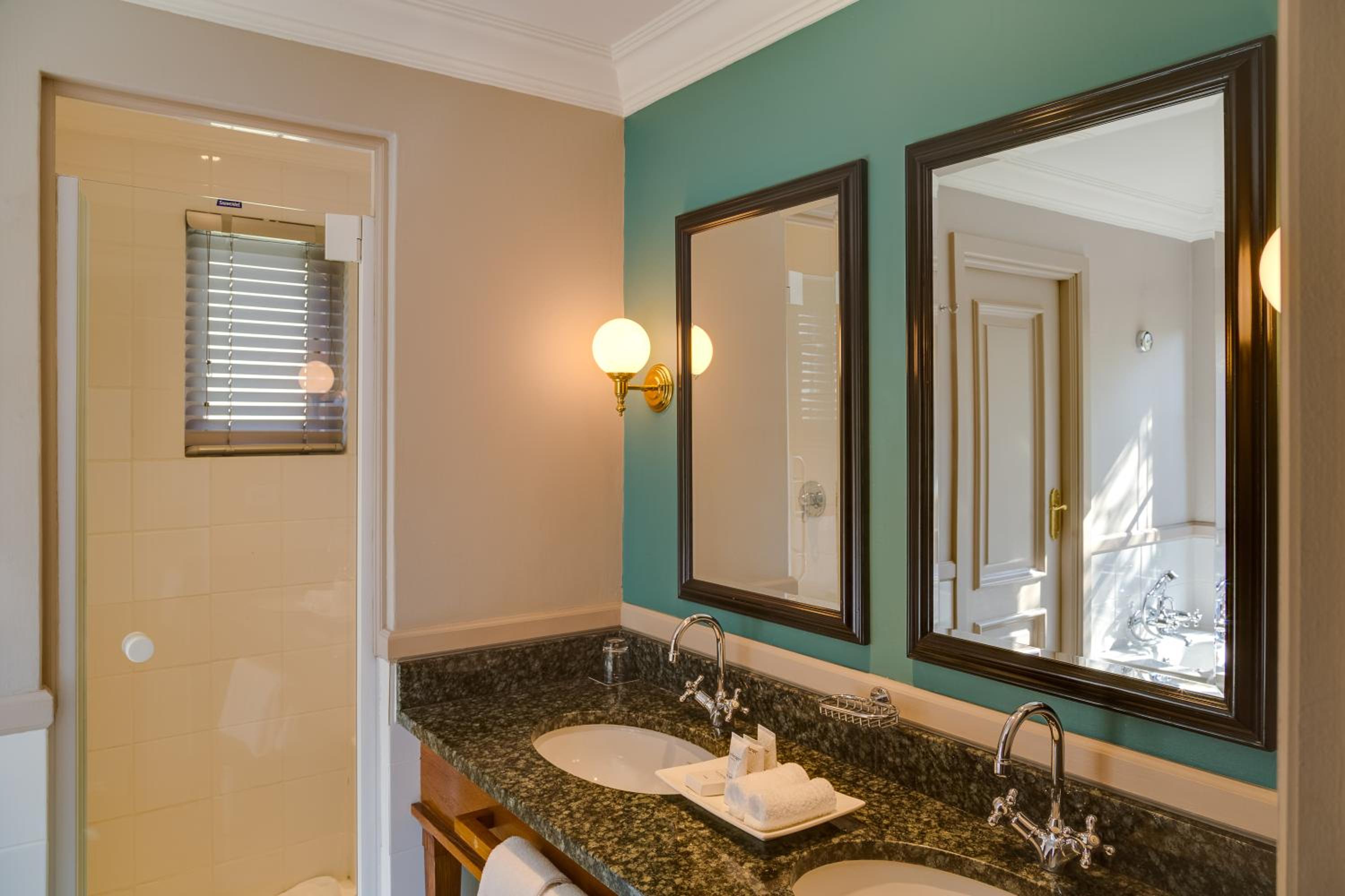 Deluxe King Room - Photo 6
