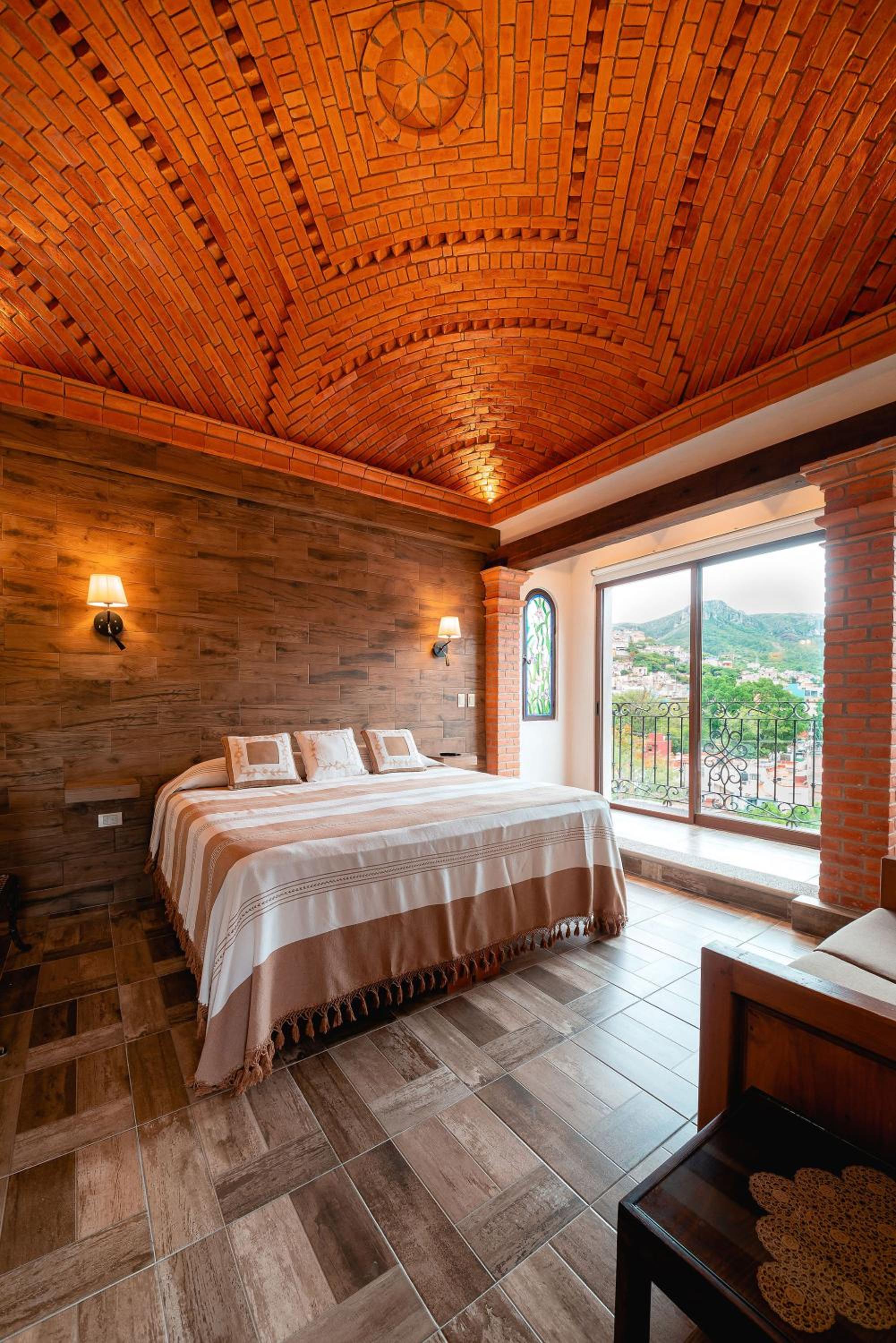 Deluxe King Room - Photo 1