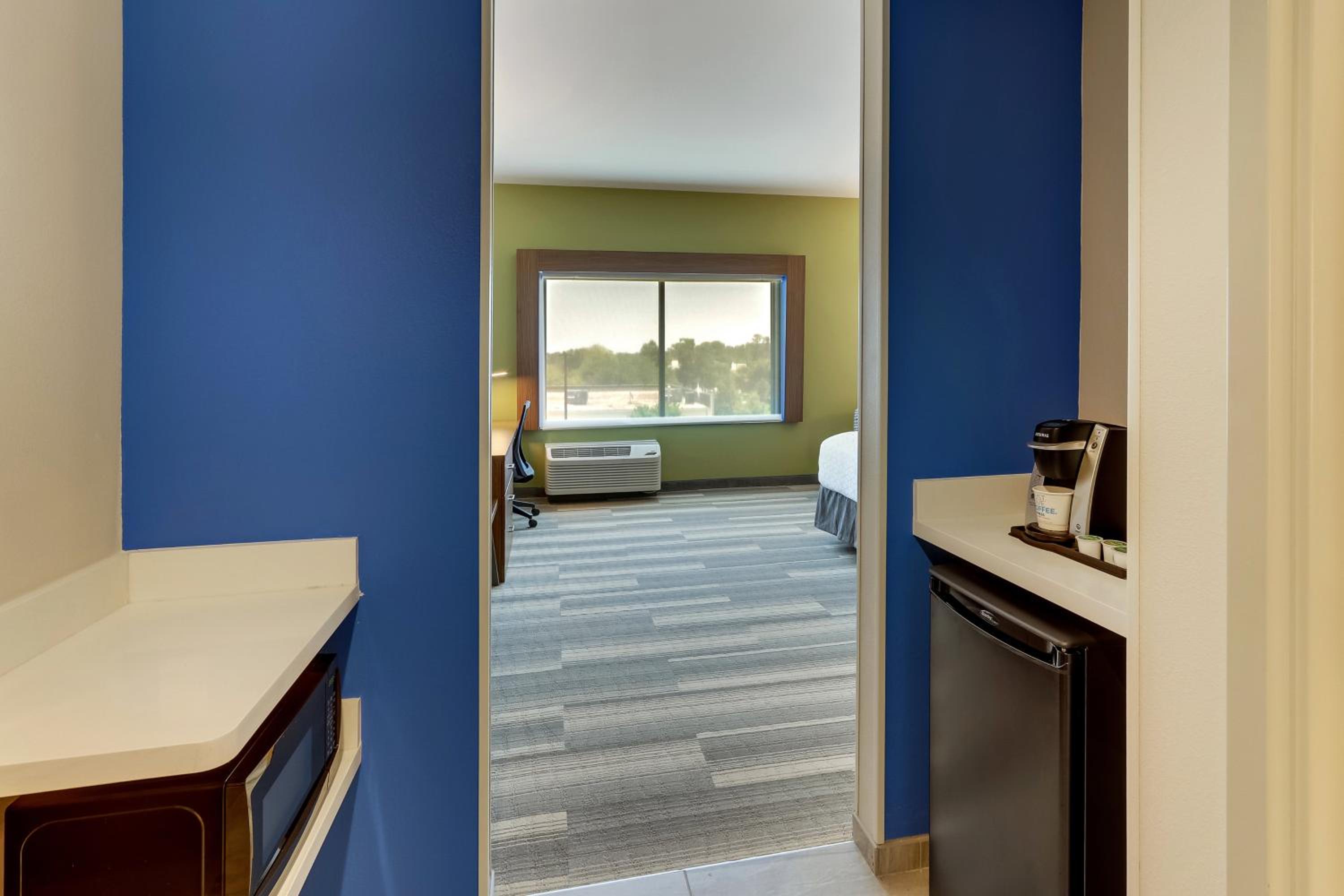 Standard King Room - Photo 9