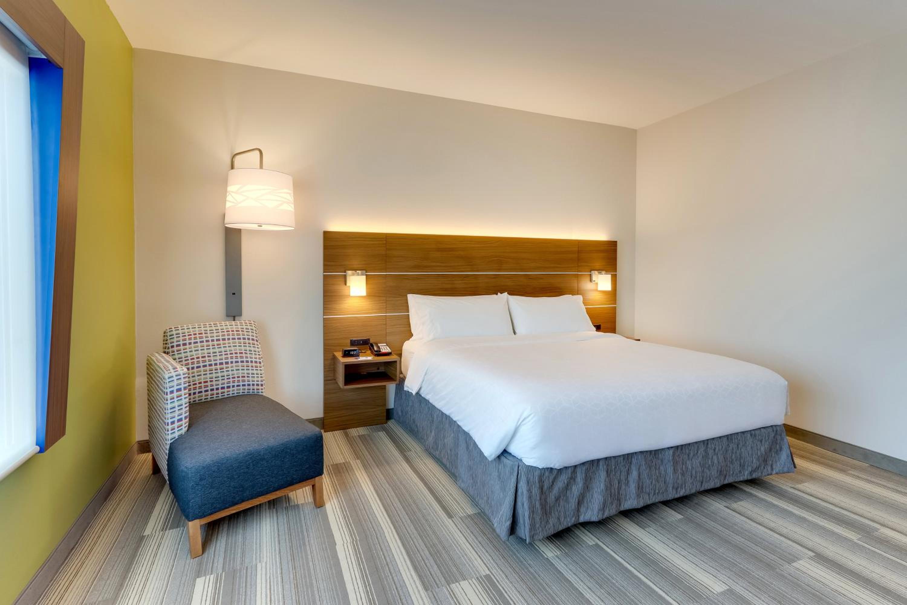 Standard King Room - Photo 10