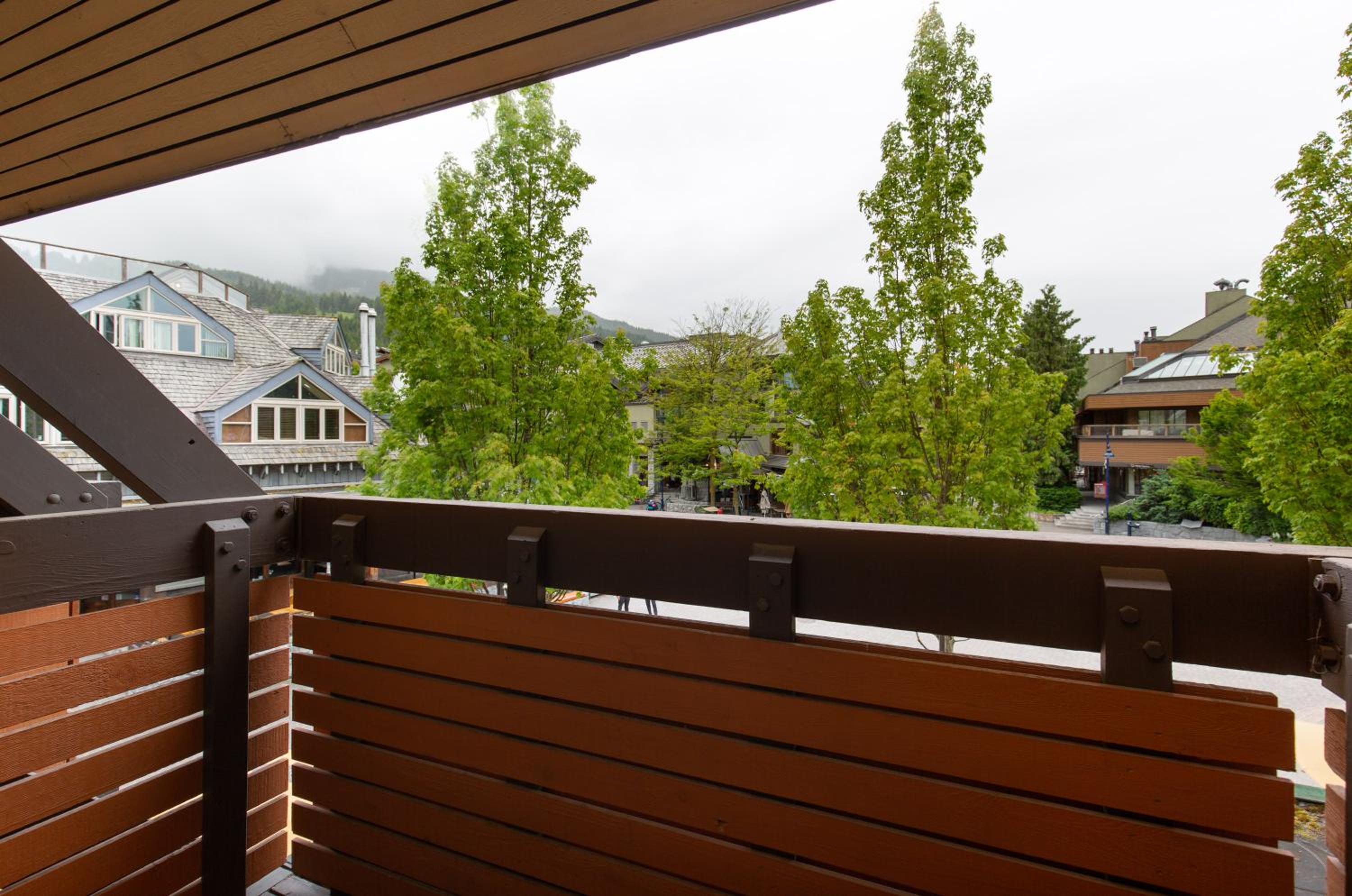 King Studio with Balcony - Photo 3