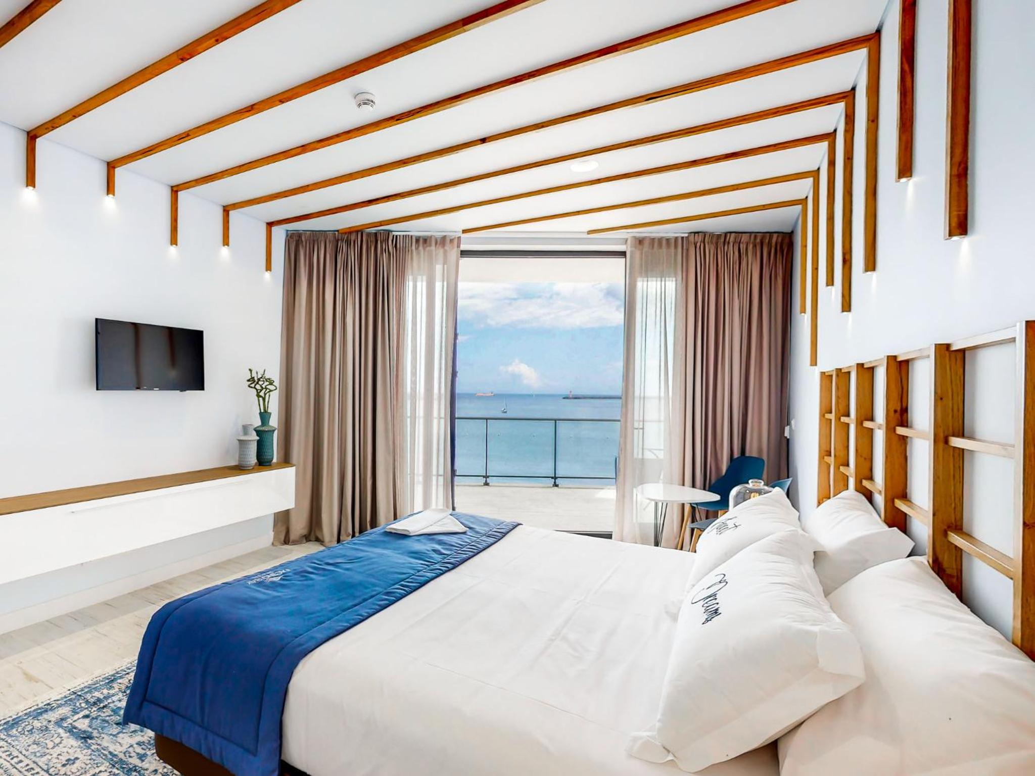 Deluxe Double Room with Balcony and Sea View photo 3