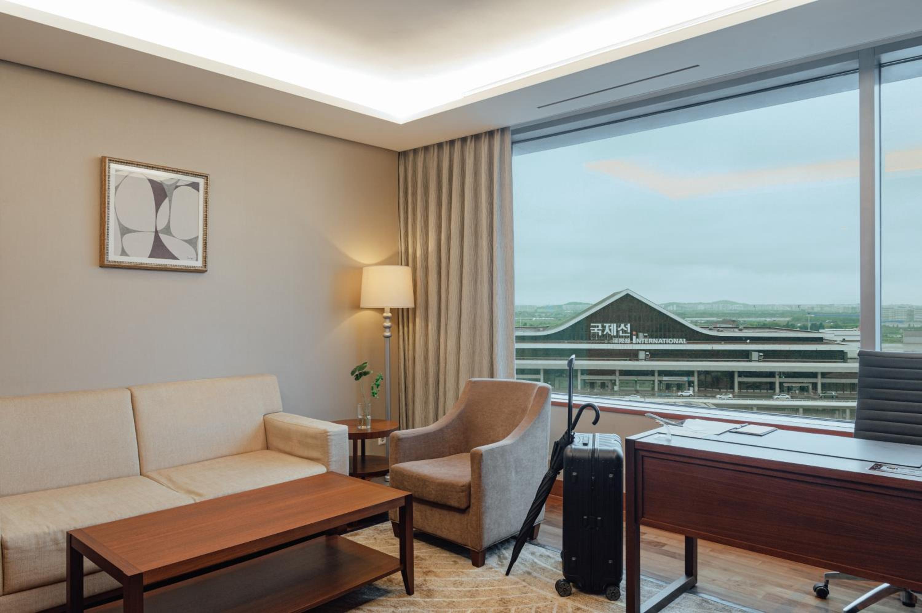 Superior Suite Double with Airport View - Photo 3