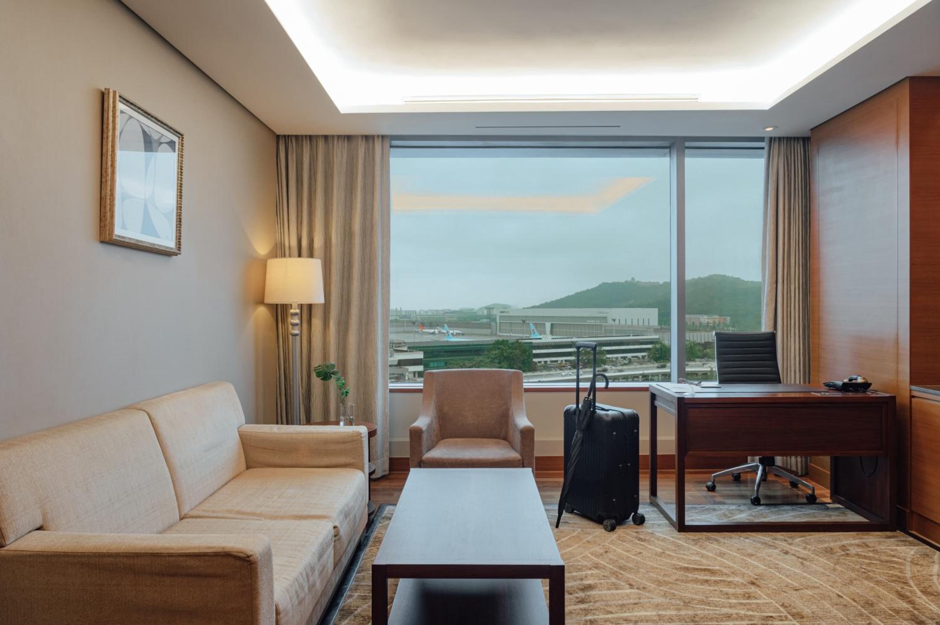 Superior Suite Double with Airport View - Photo 2