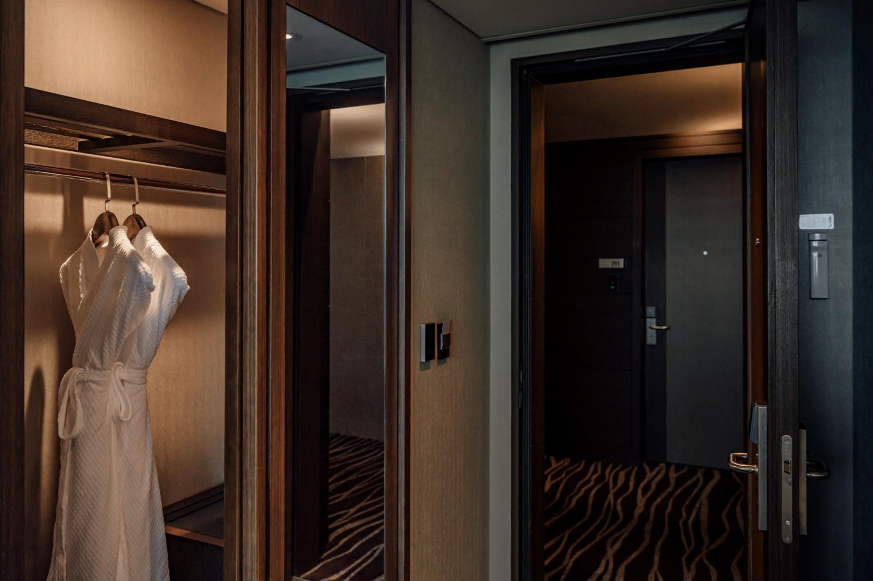 Standard Twin Room with Bath - Photo 2