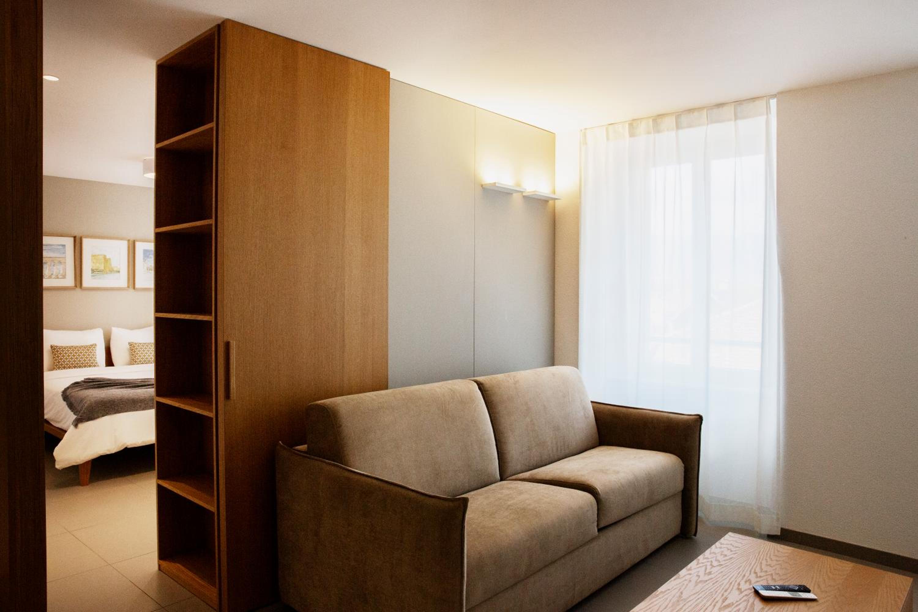 Deluxe Suite - Photo 6