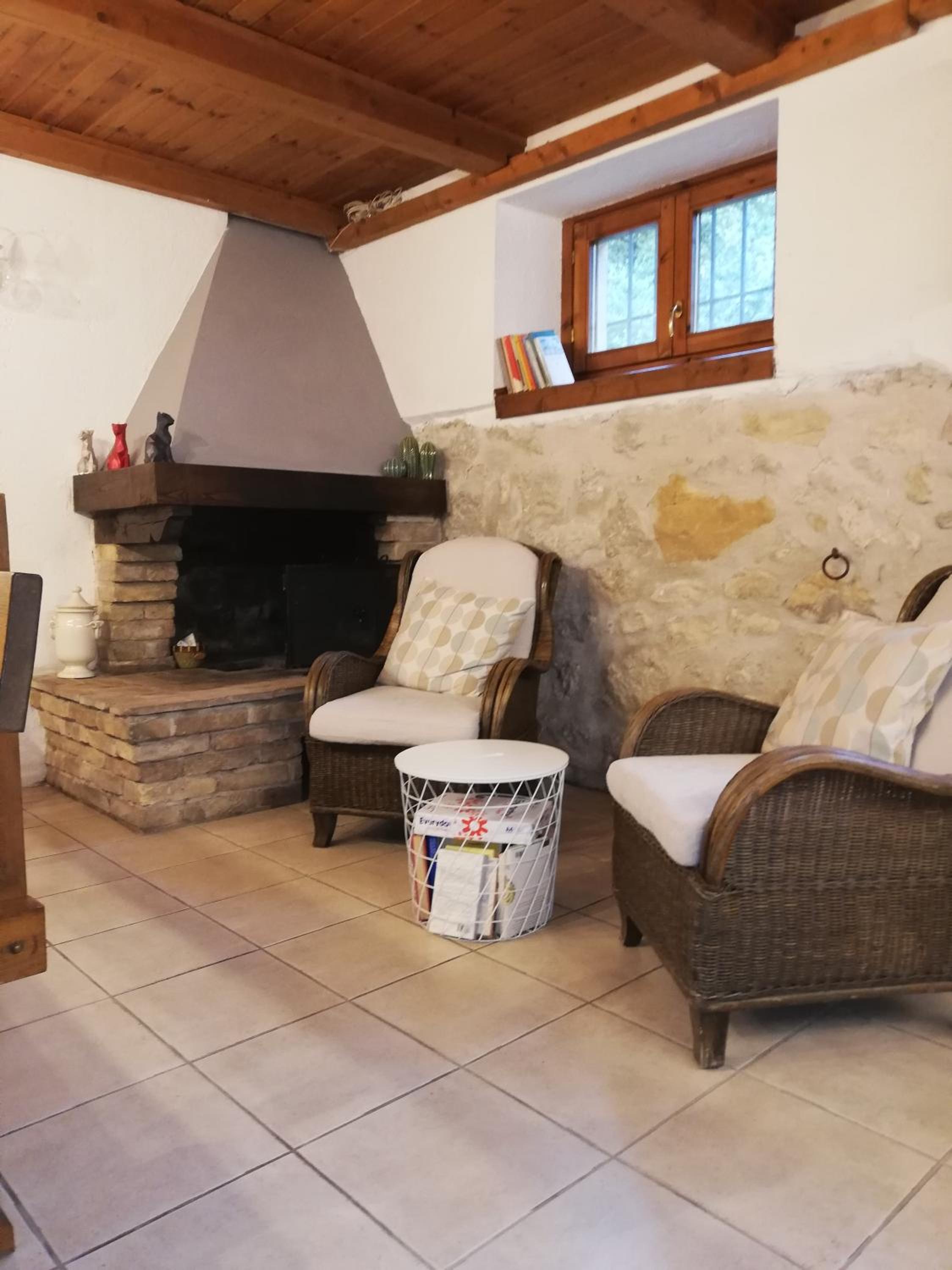 Five-Bedroom House photo 1