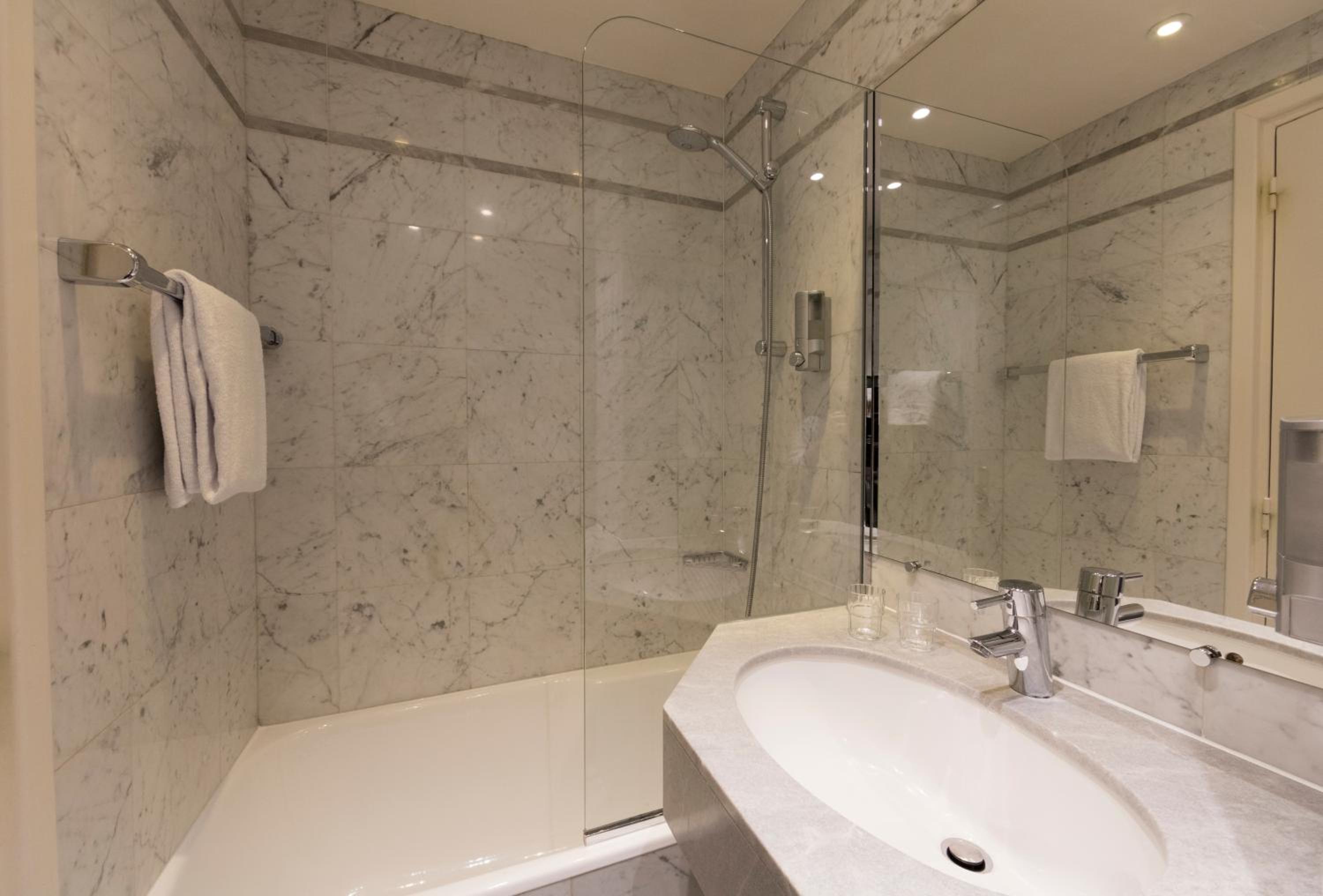Two Connecting Double Rooms with Bath