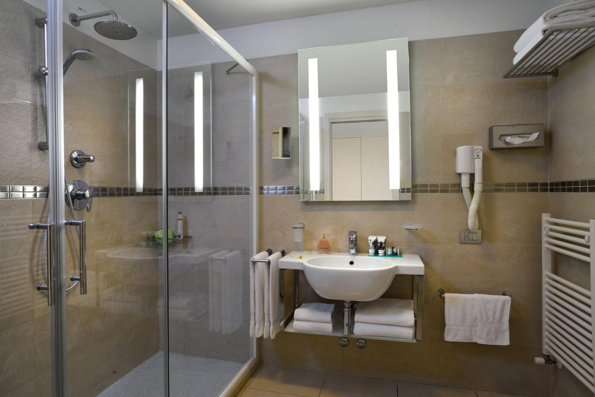 Superior Twin Room with Balcony and Side Sea View - Photo 4