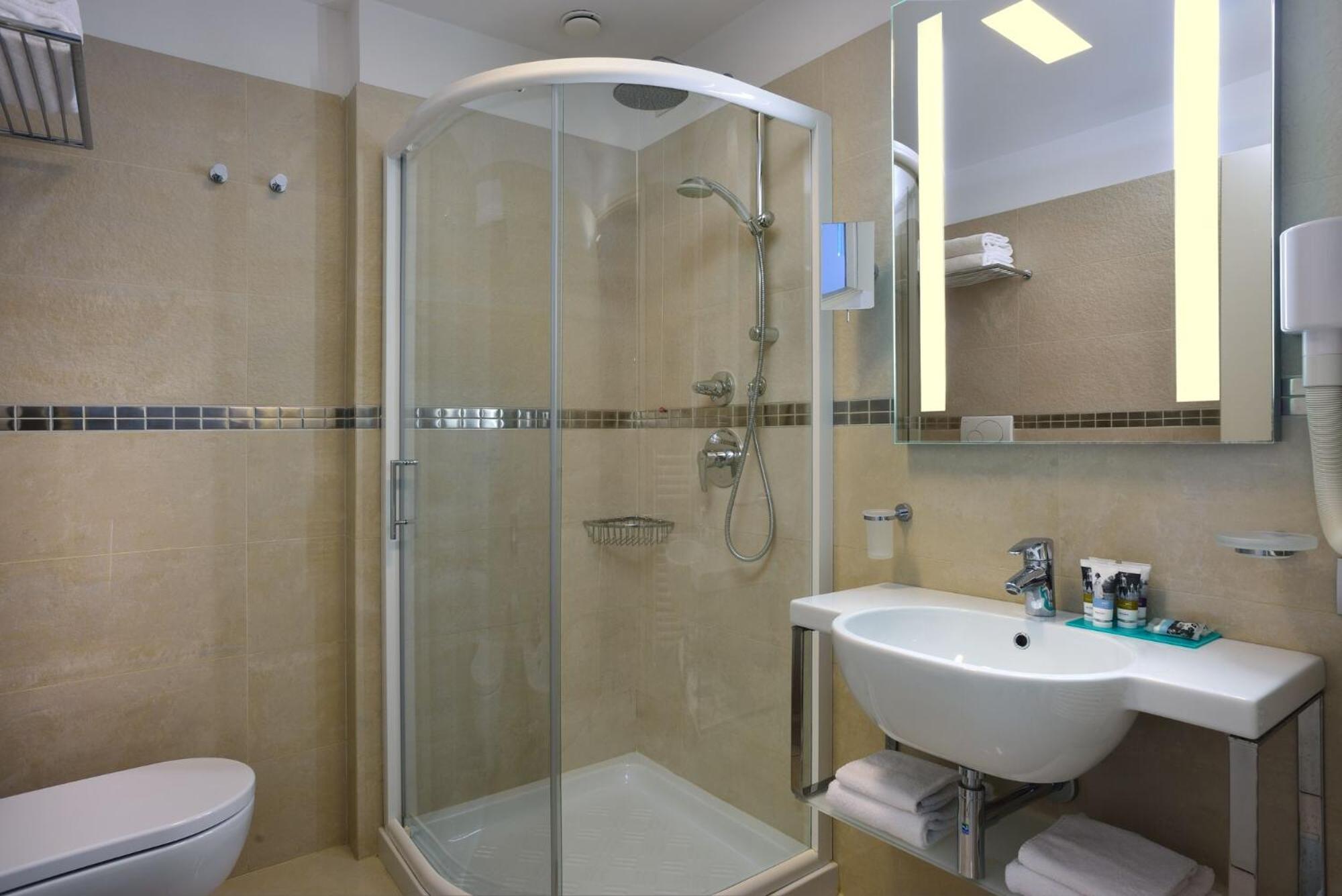 Classic Double Room with Balcony and Side Sea View - Photo 6