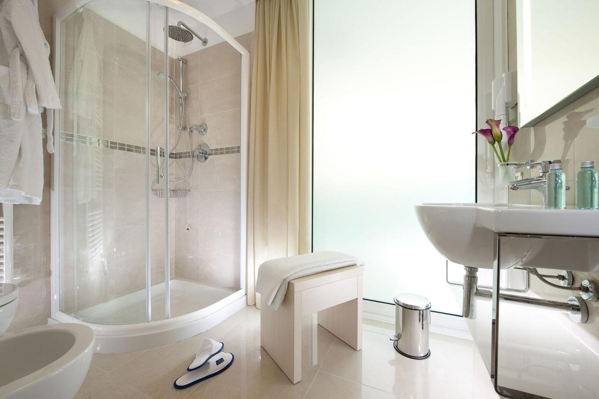 Privilege Room with 1 Double Bed and 1 Single Bed, Sea Front - Photo 8