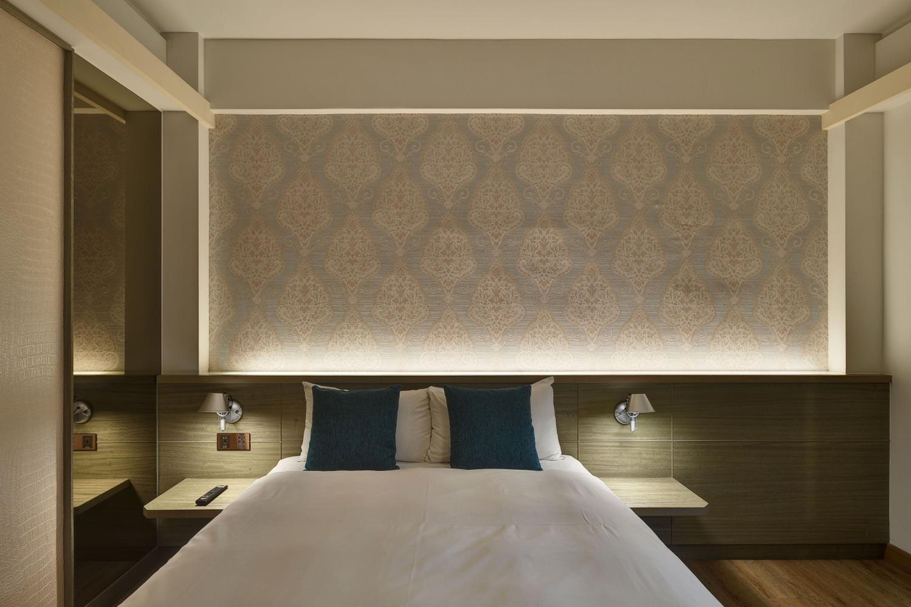 Double Room with Balcony - Photo 8