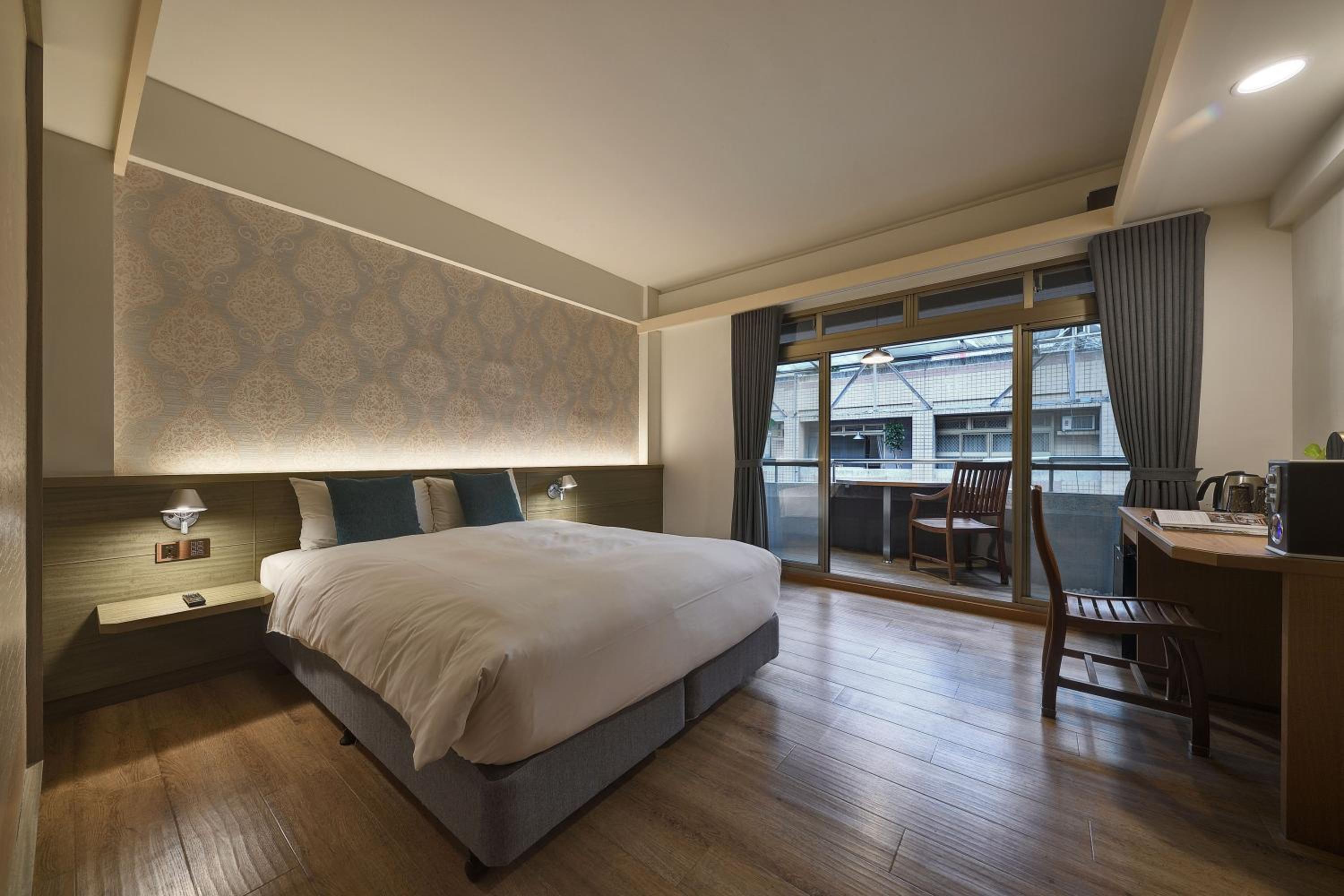 Double Room with Balcony - Photo 9