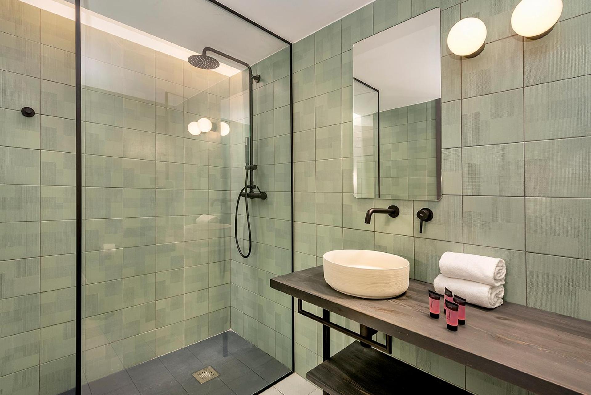 Quadruple Room - Photo 9